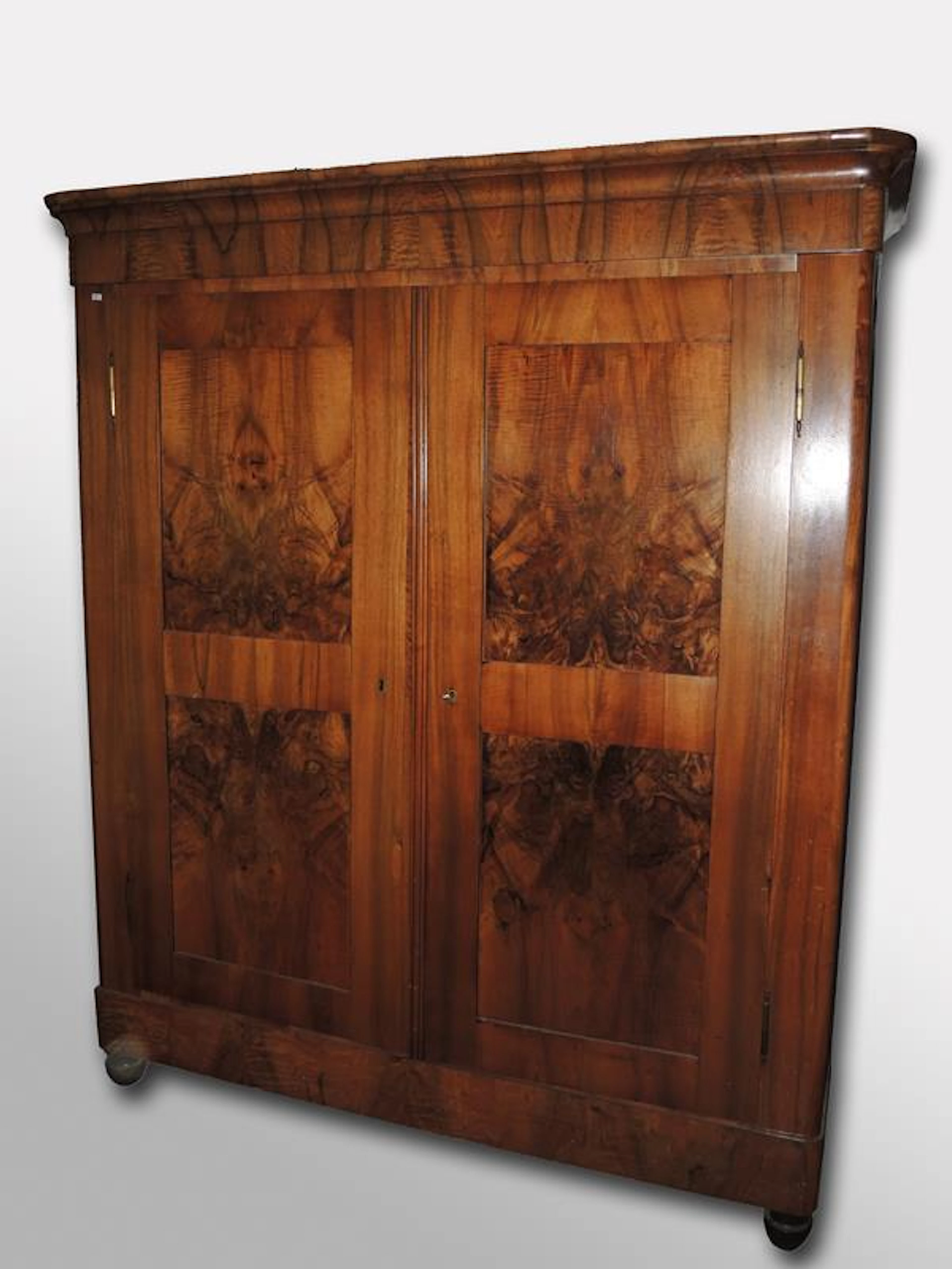 SCHRANK, Kleiderschrank, Biedermeier, Nussbaum, um 1820.