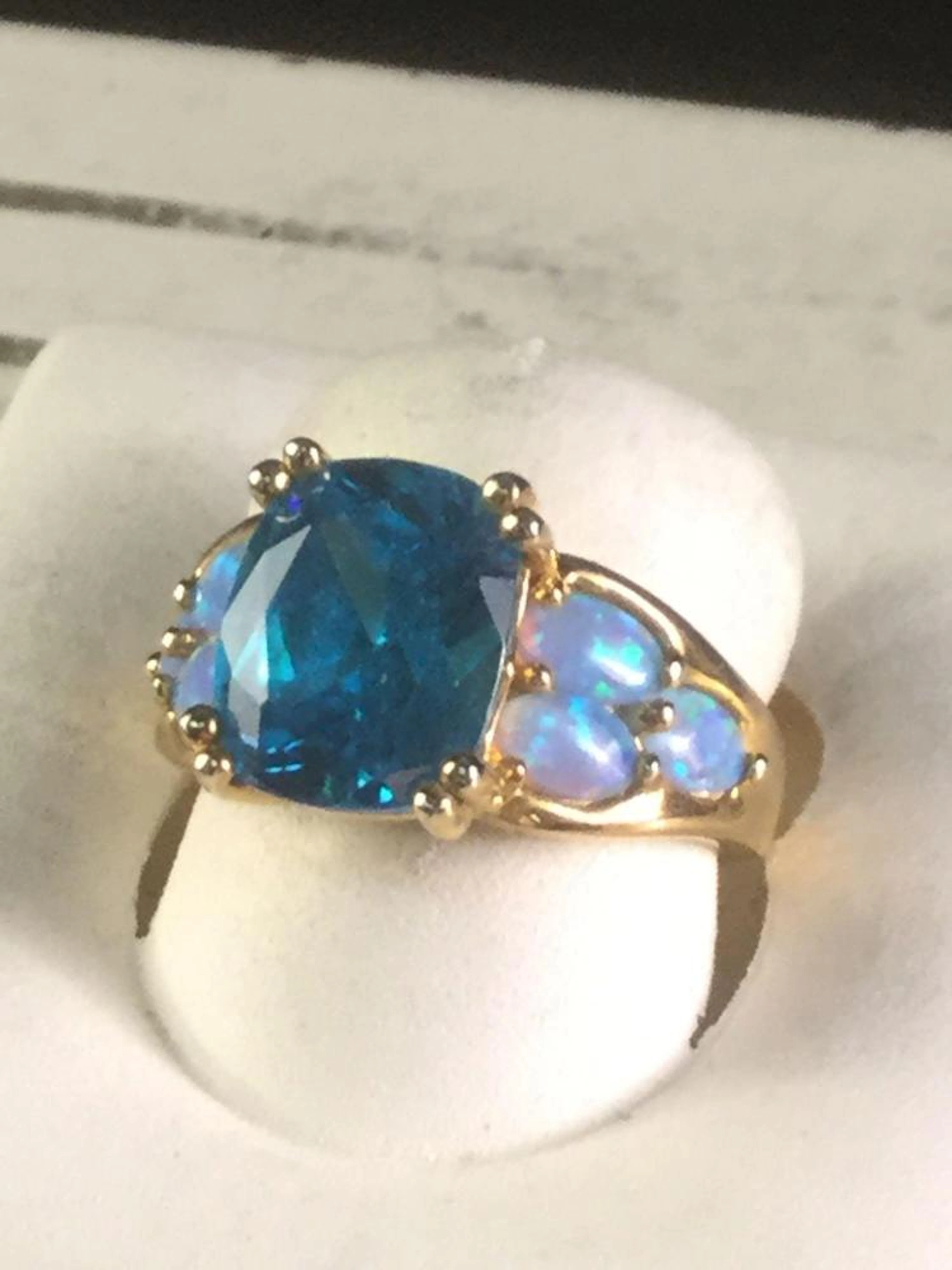 Beautiful vermeil ring w/ large blue saphire and opals
