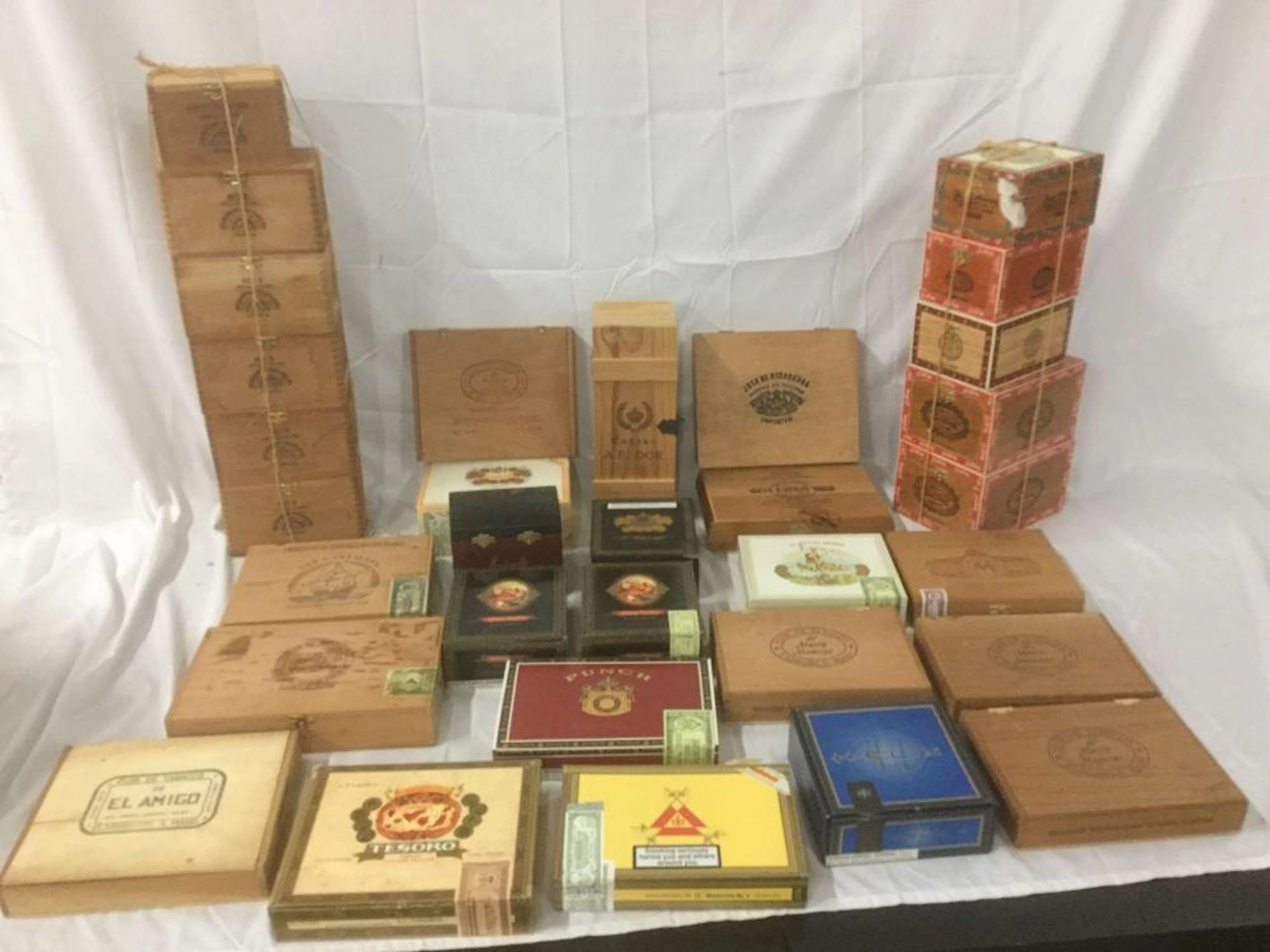 32 cigar boxes, various brands. Joya de Nicaragua, Las Cabrillas, Tesoro etc