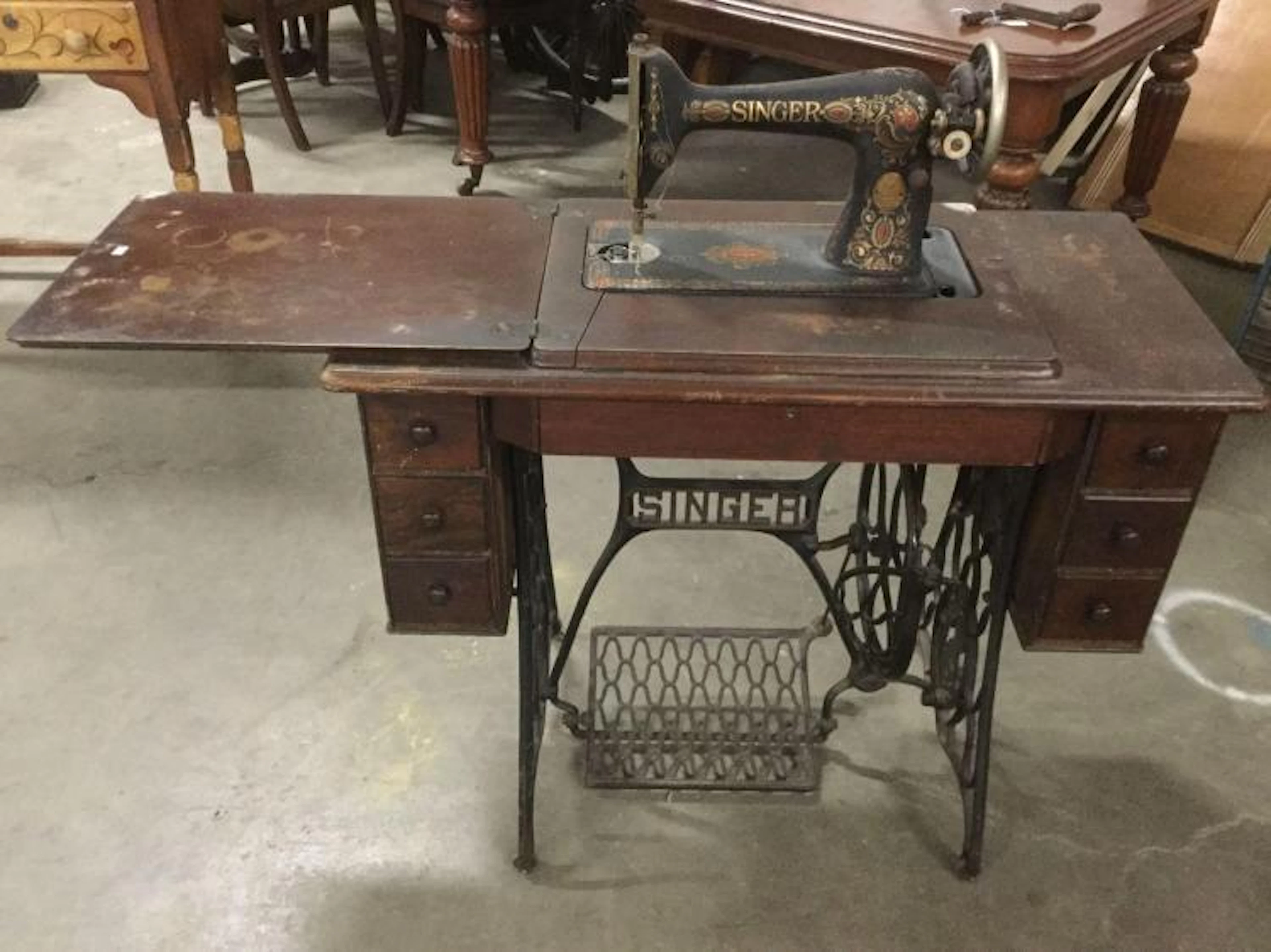 Antique cast iron singer sewing machine in wooden case - as is