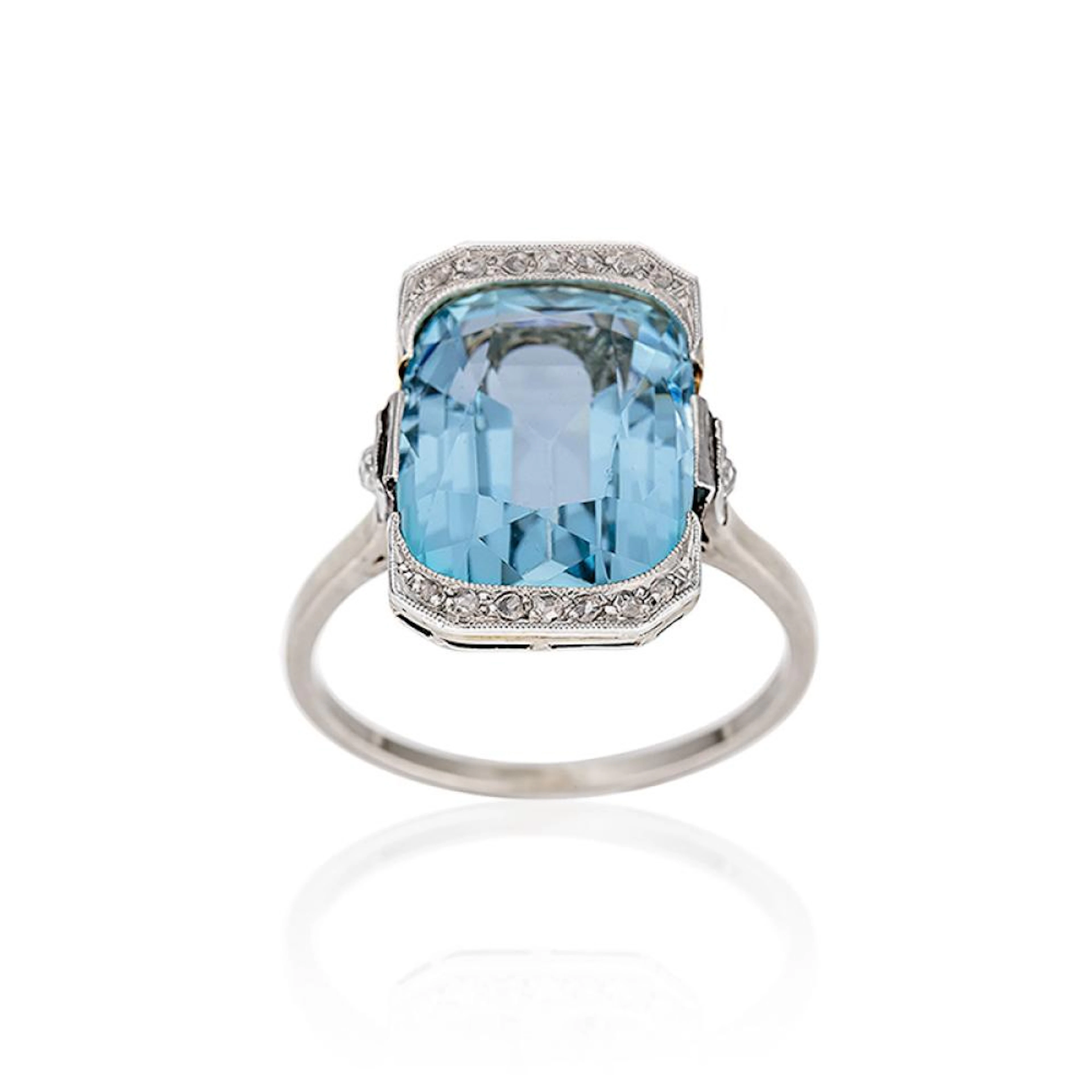 18ct white gold and aquamarine ring
