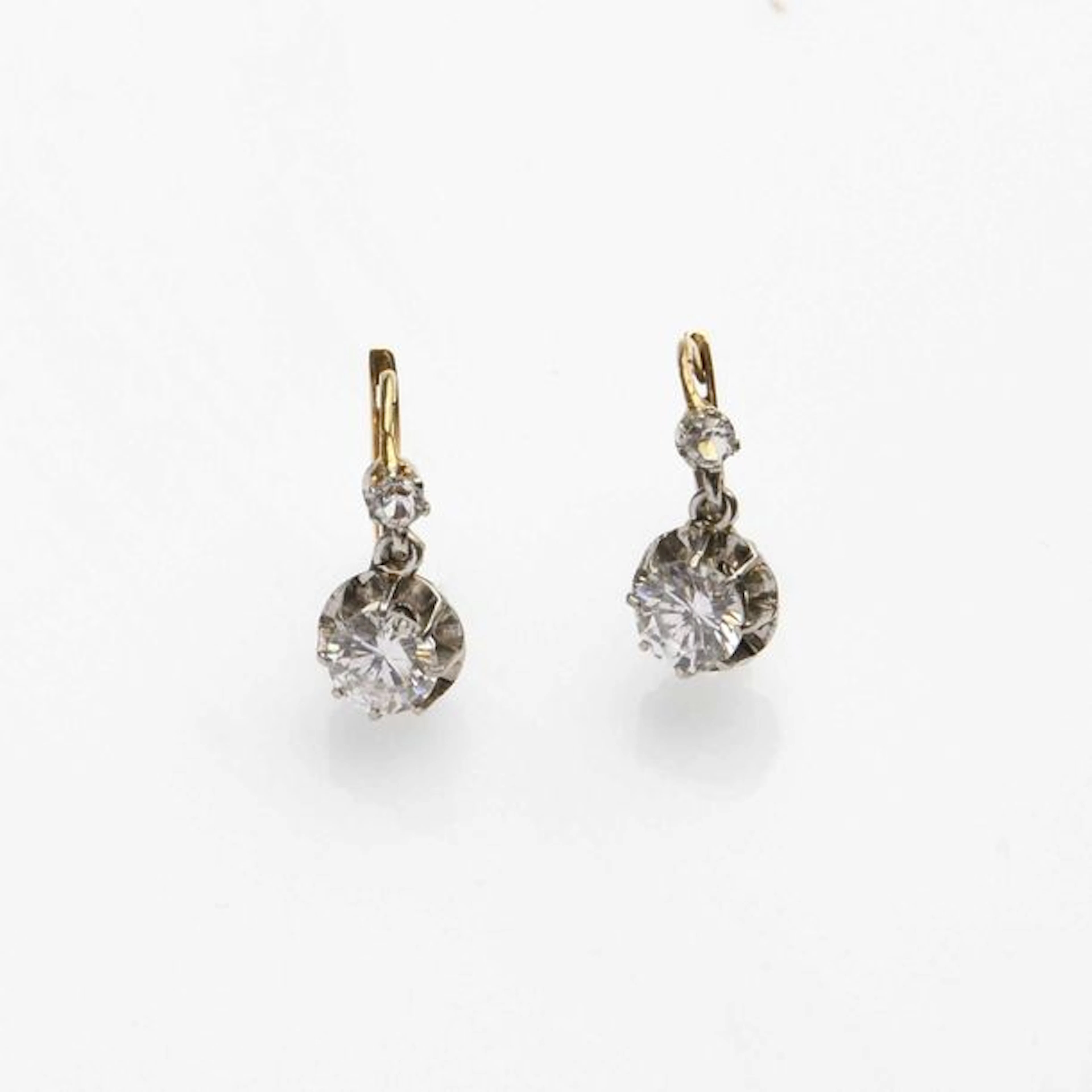 Paire de dormeuses en or jaune 18K (750°…