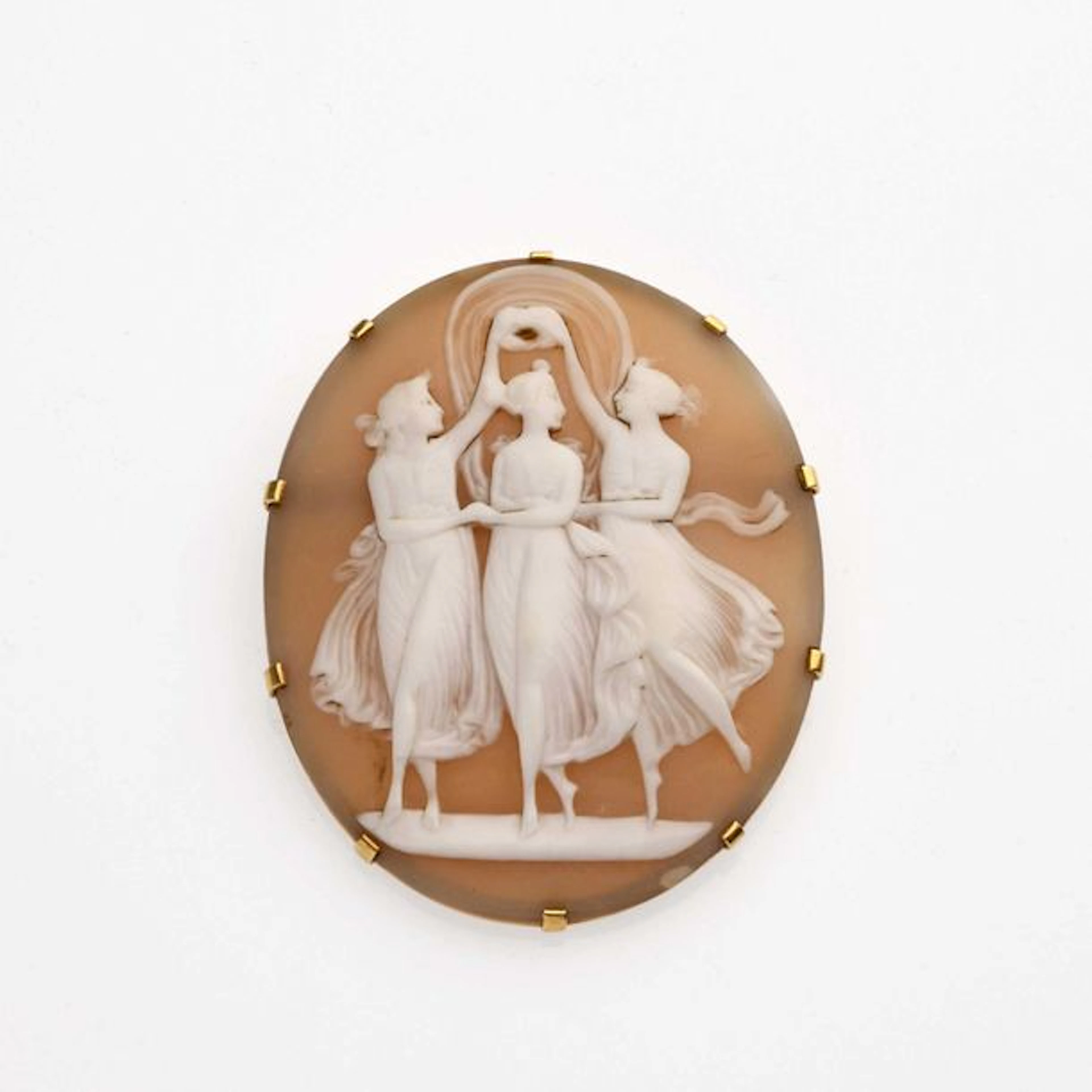 Broche camée sur agathe, représentant 3 femmes…