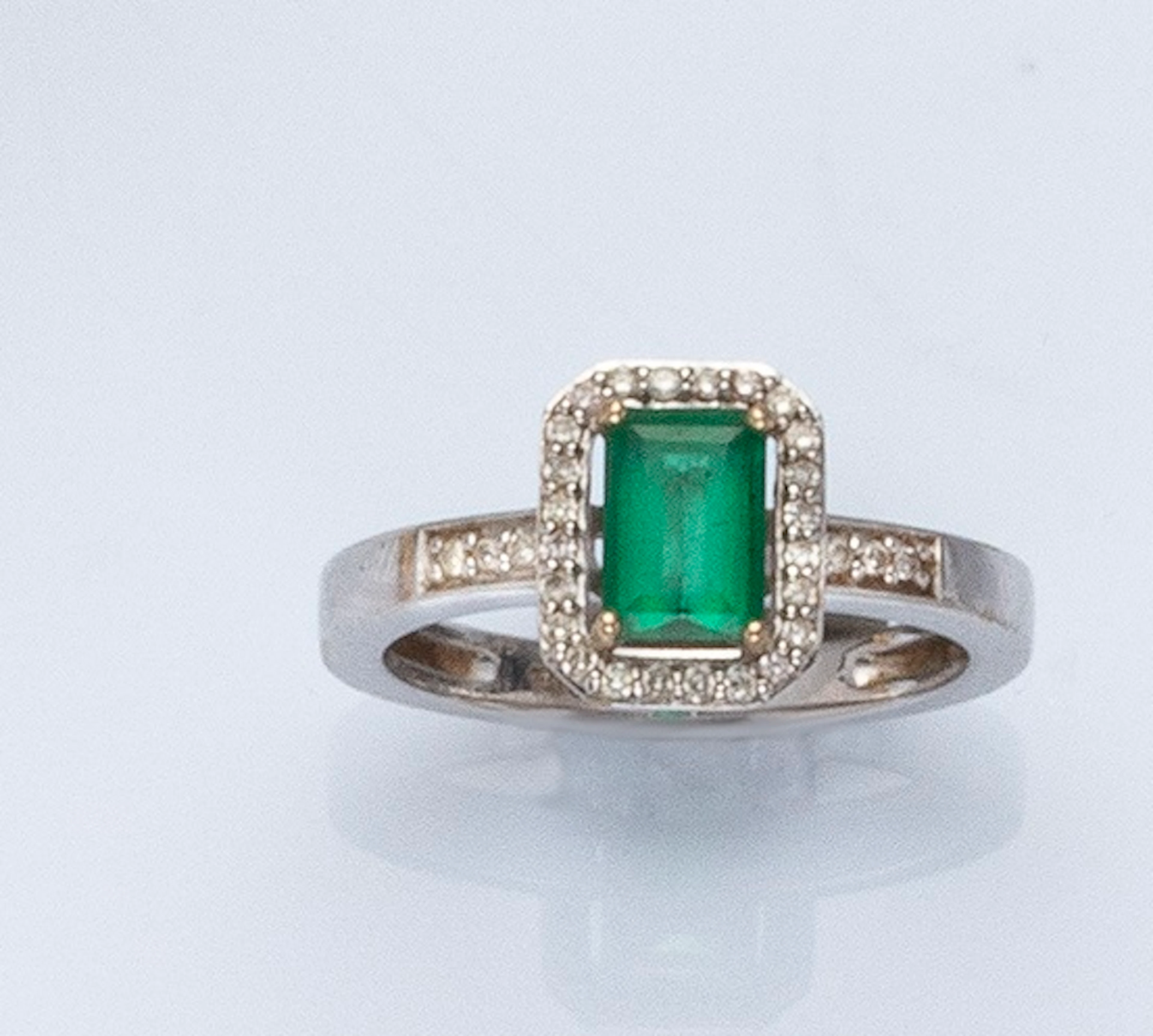 Bague en or blanc 18K (750° millièmes) ornée…