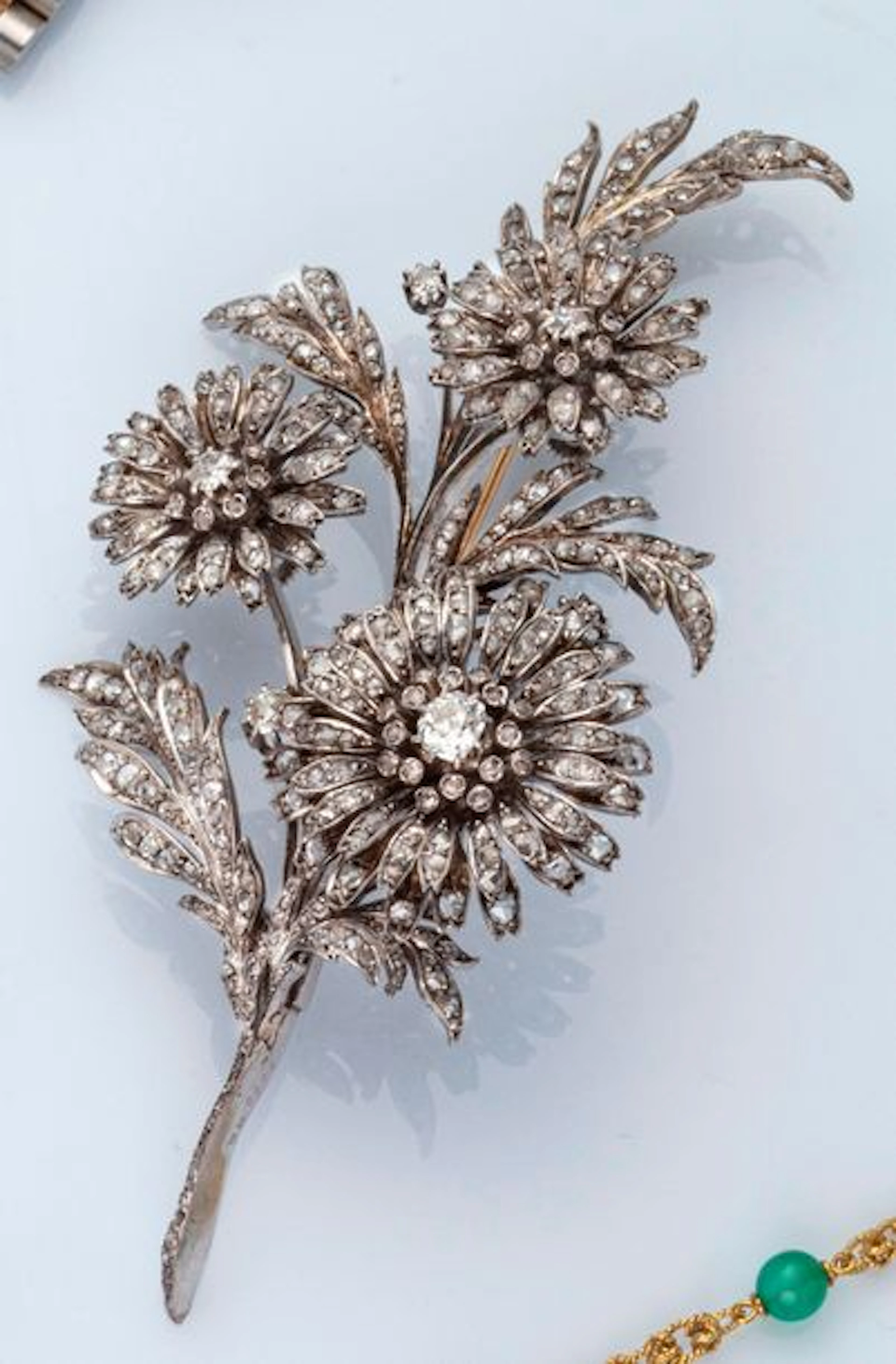 Broche trembleuse en or blanc 18K (750° millièmes),…