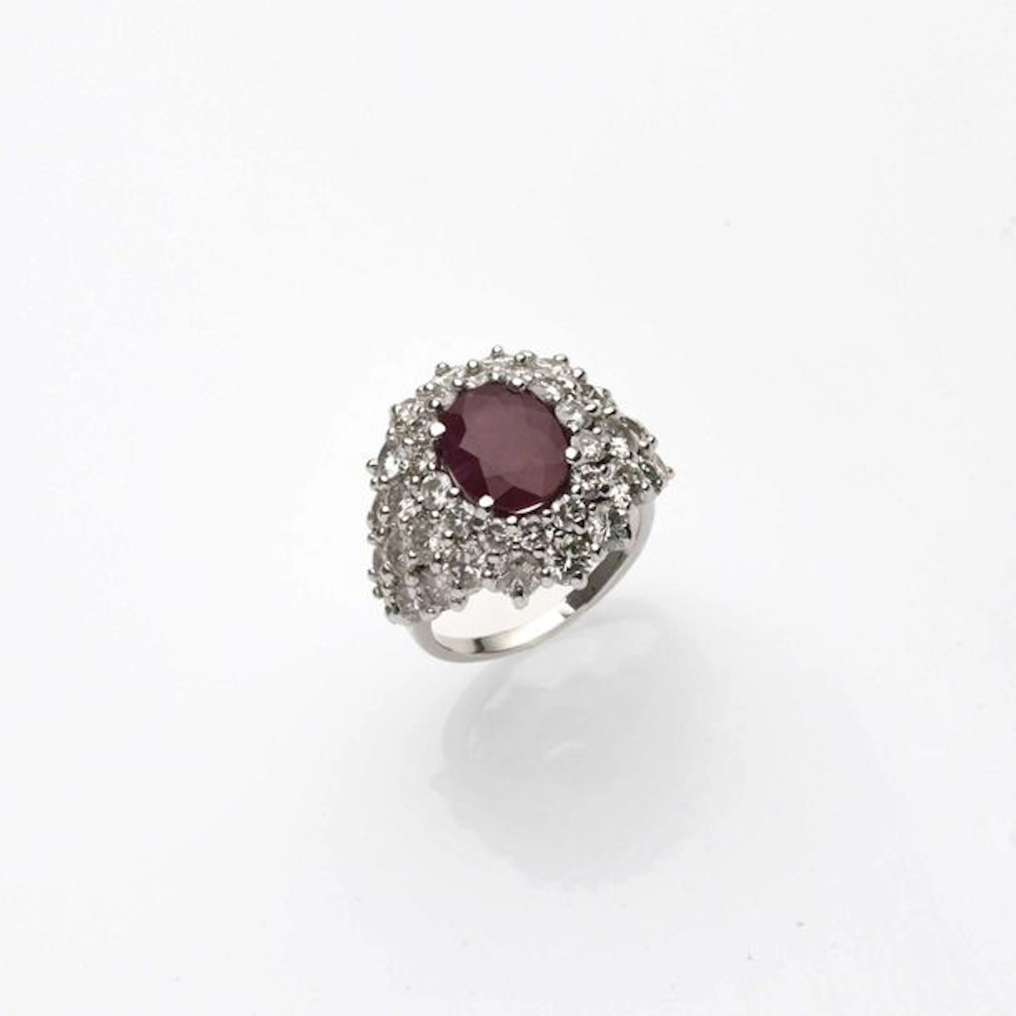 Bague dôme en or blanc 18K (750° millièmes)…