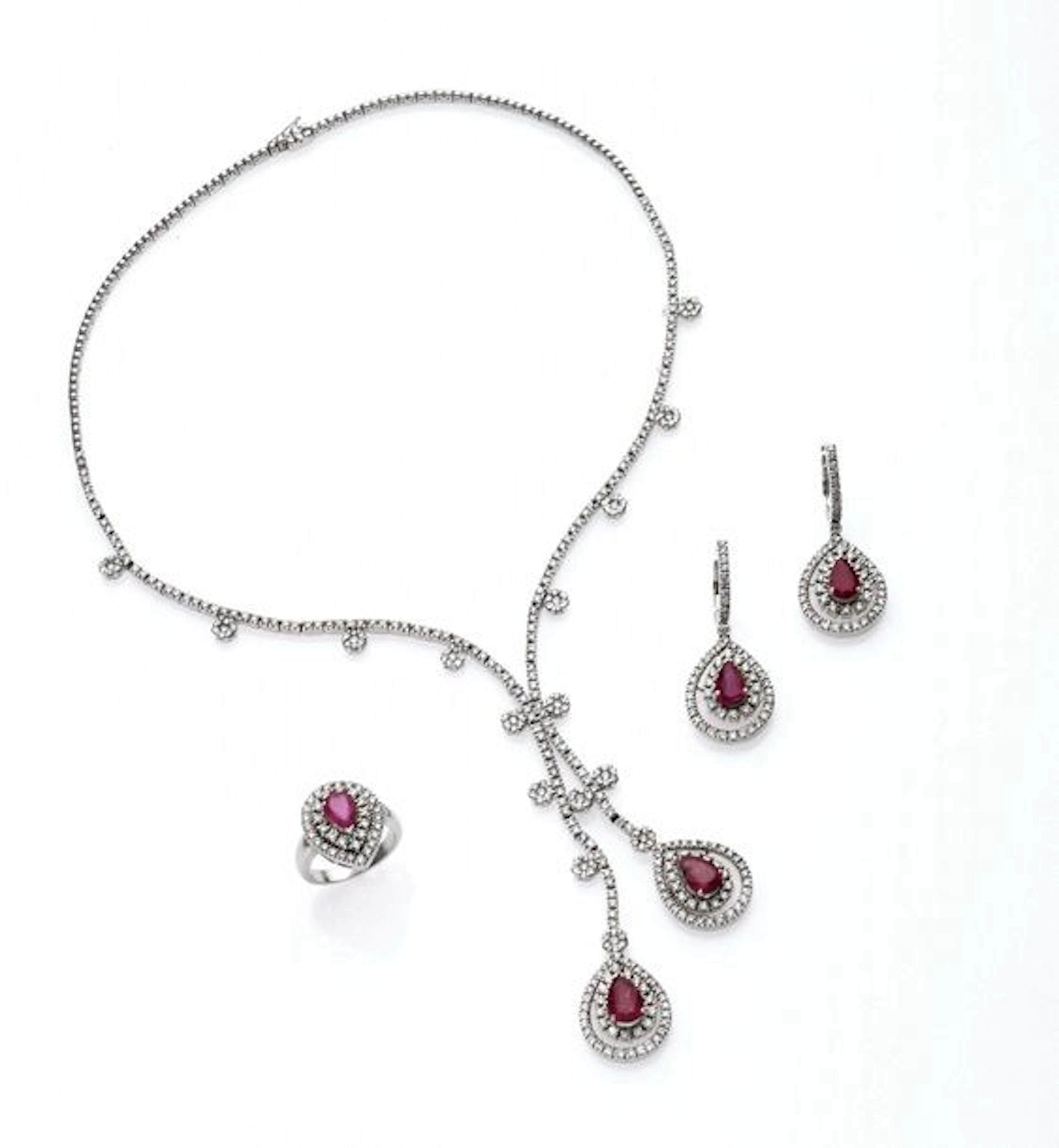 Parure en or blanc 18K (750° millièmes) composé…