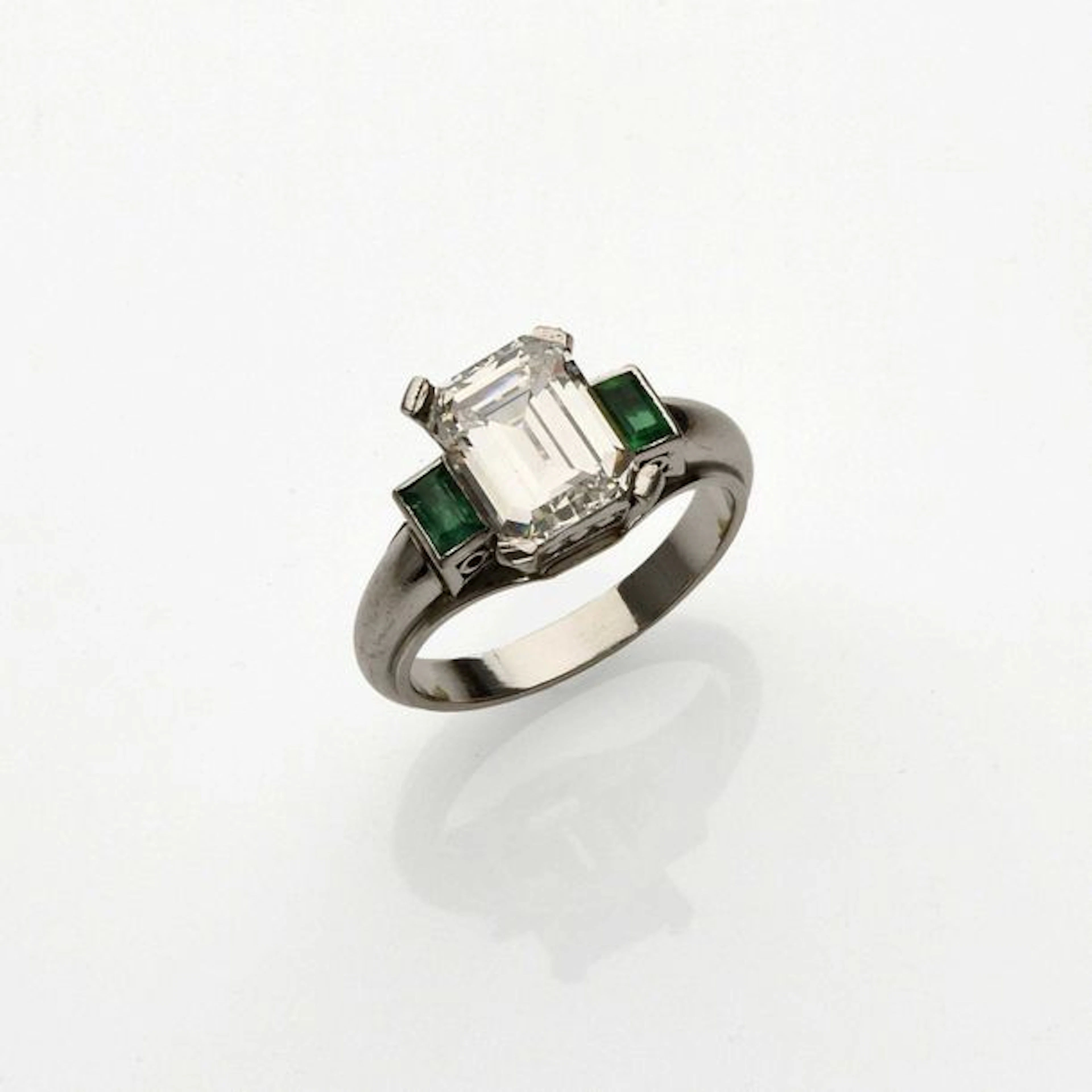 Bague en platine (900° millièmes) ornée d’un…
