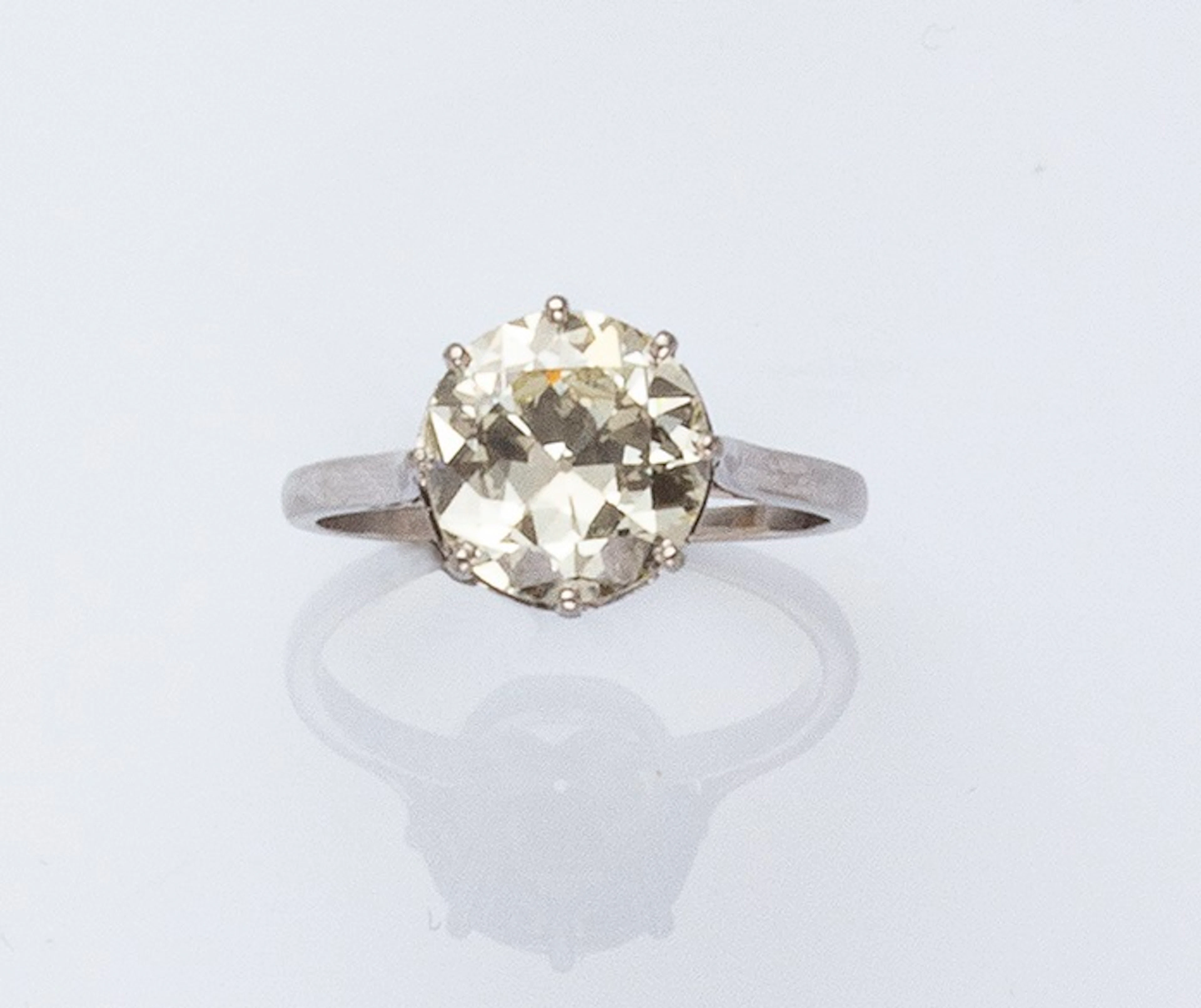 Solitaire en or blanc 18K (750° millièmes)…