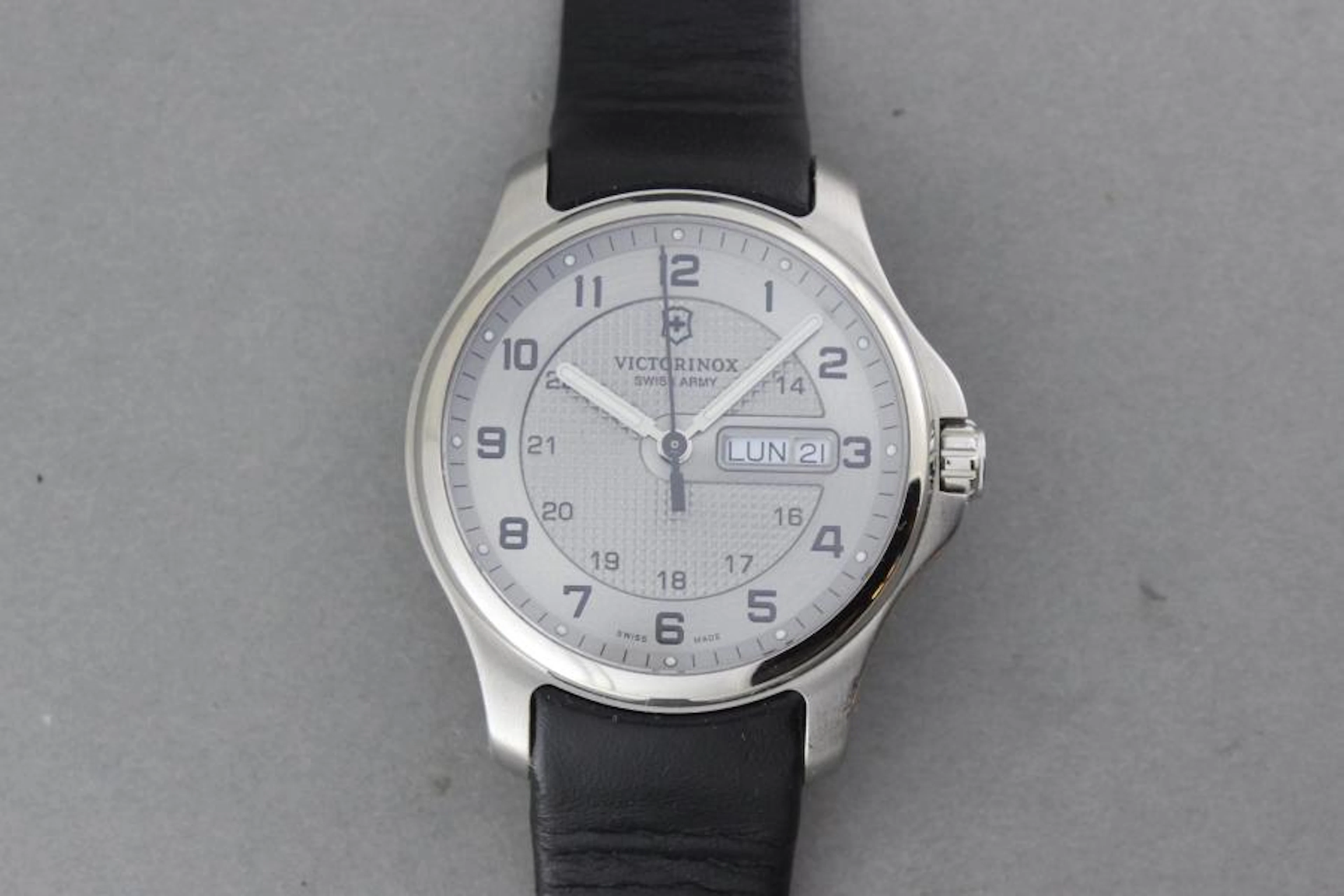 420 VICTORINOX Montre en acier sur bracelet…