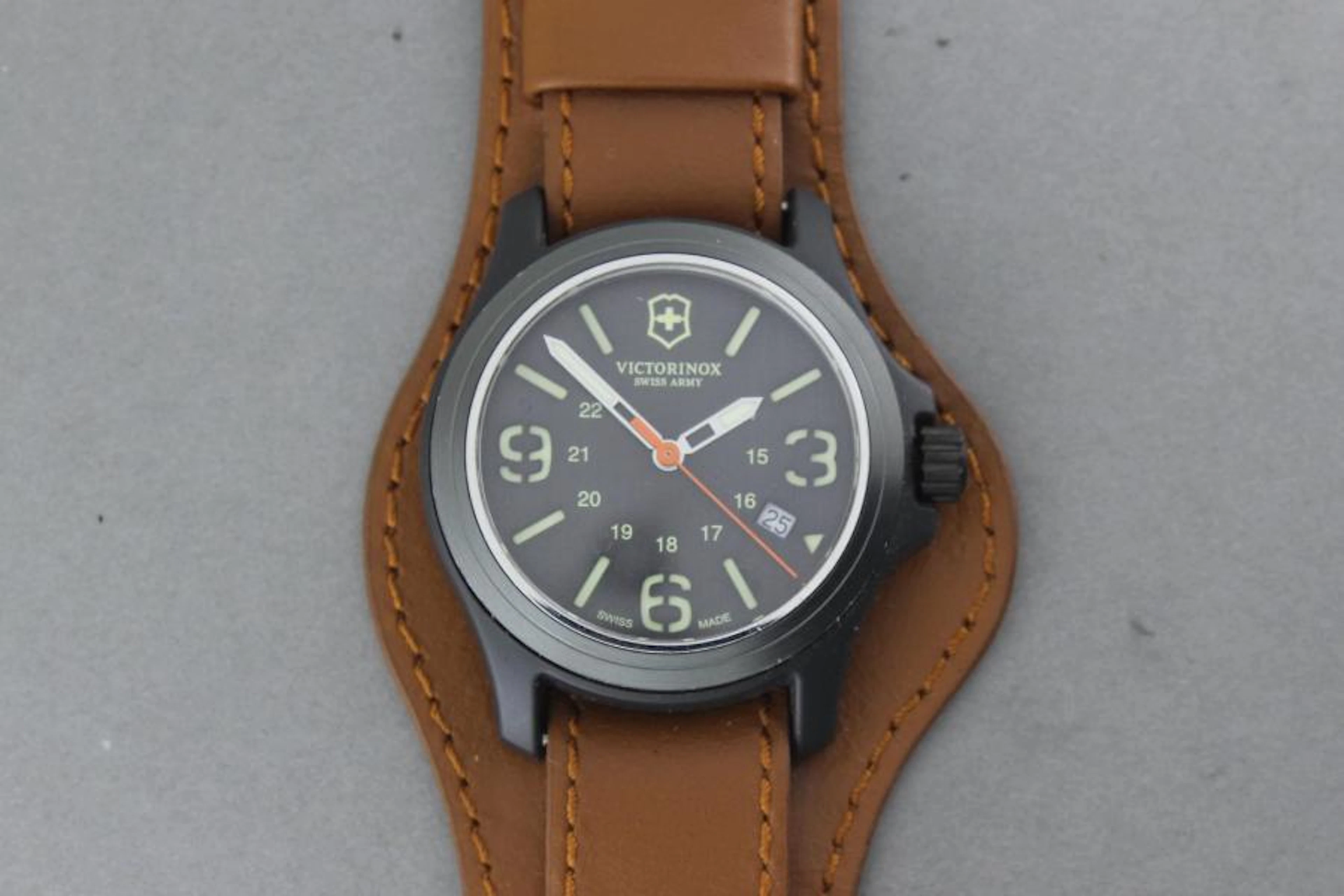 423 VICTORINOX Montre en acier, cadran noir,…