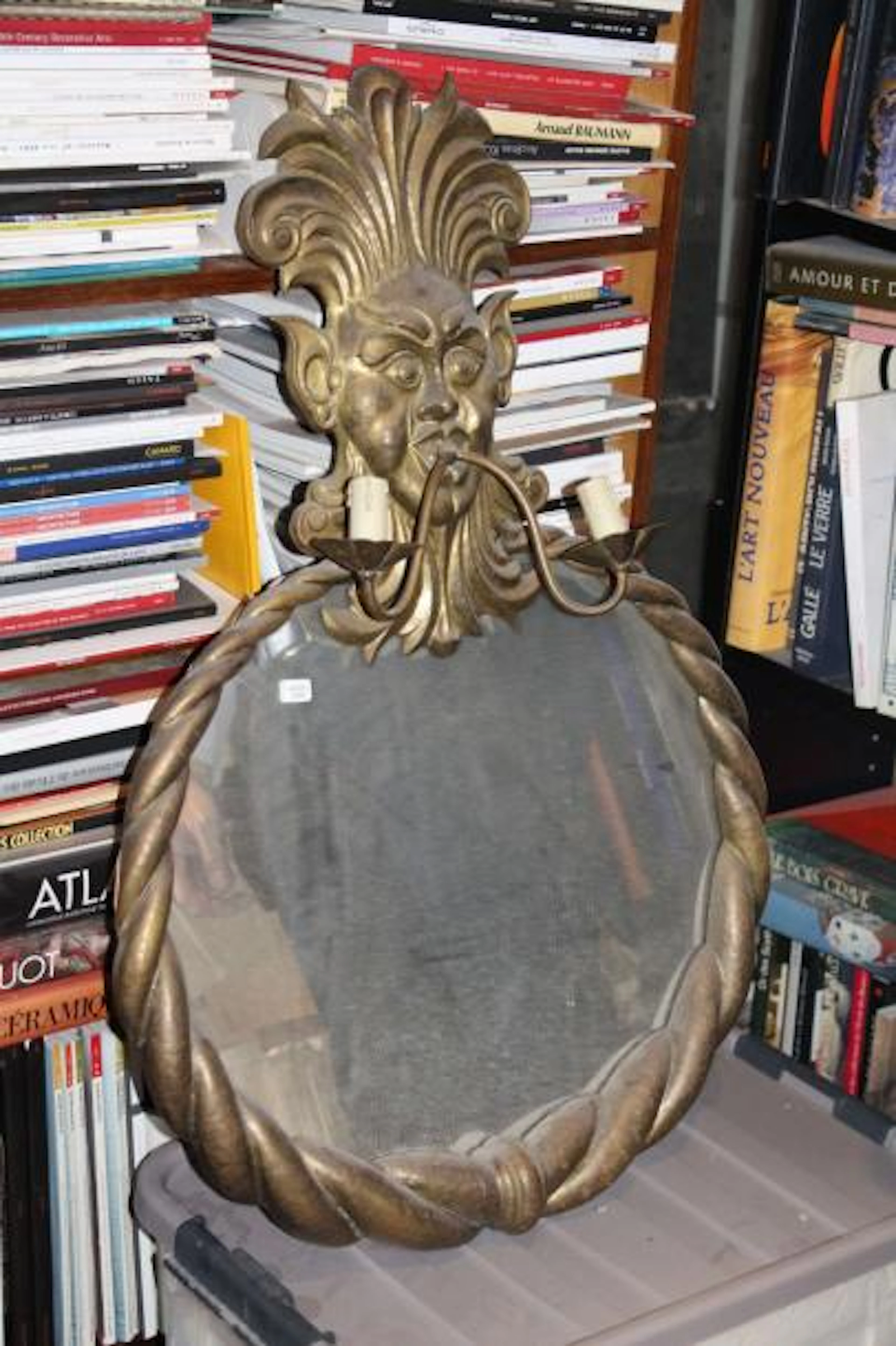 Miroir circulaire en métal doré à décor de…