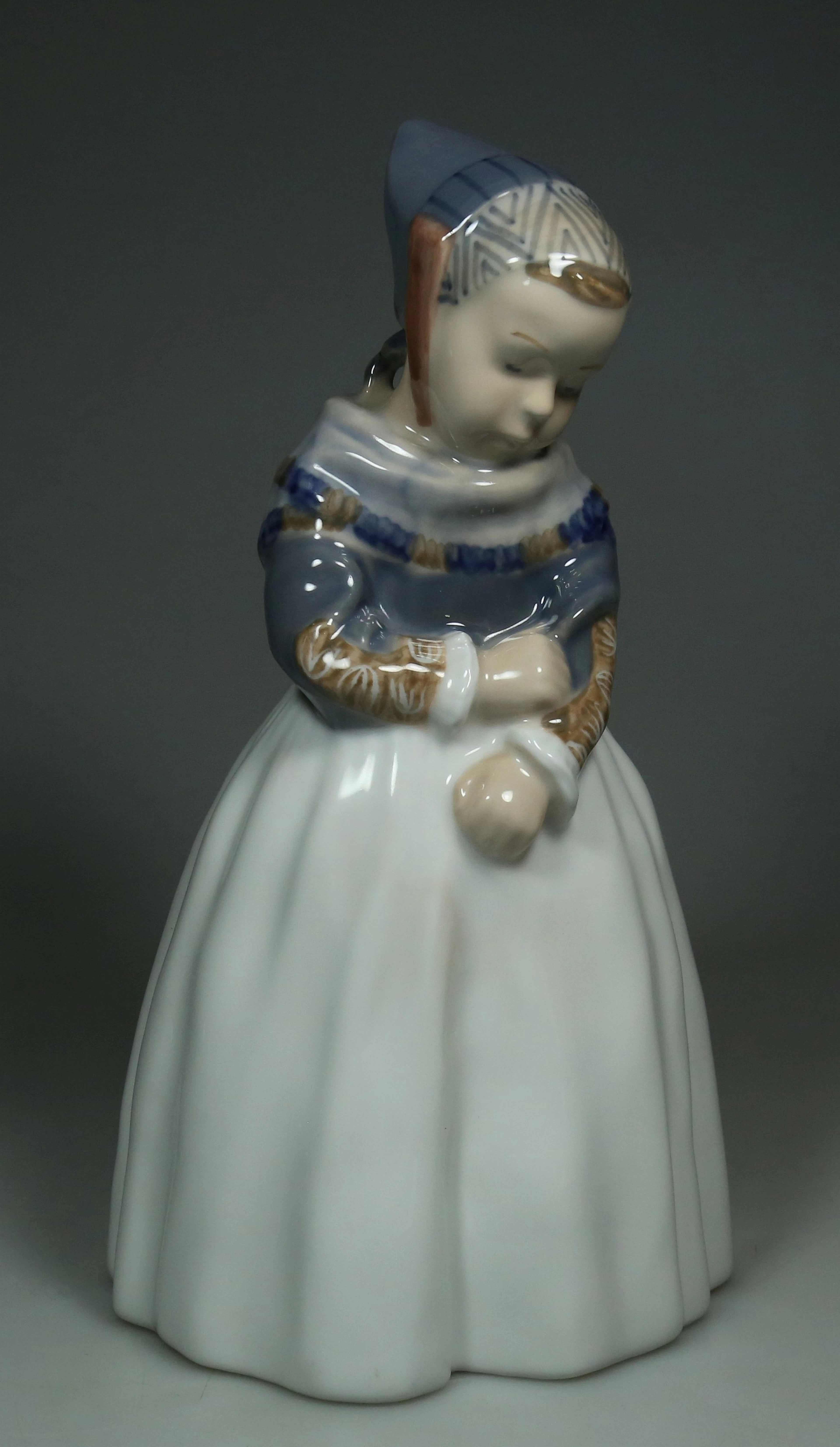 LOTTE BENTER. PORZELLANFIGUR ''KLEINE MAGD'', ROYAL COPENHAGEN.