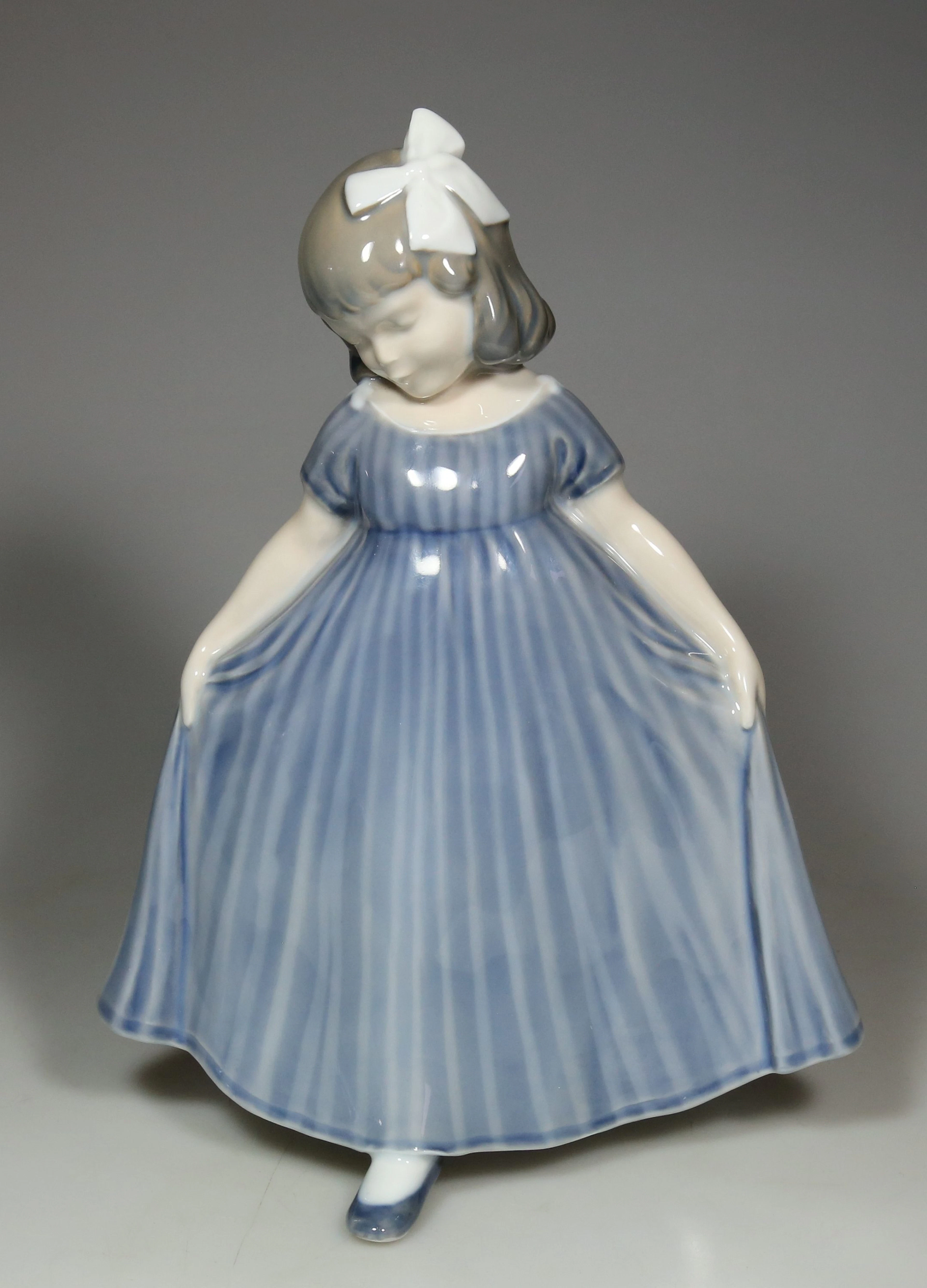 VILHELM WALDORFF. PORZELLANFIGUR ''KLEINE TÄNZERIN'', ROYAL COPENHAGEN.