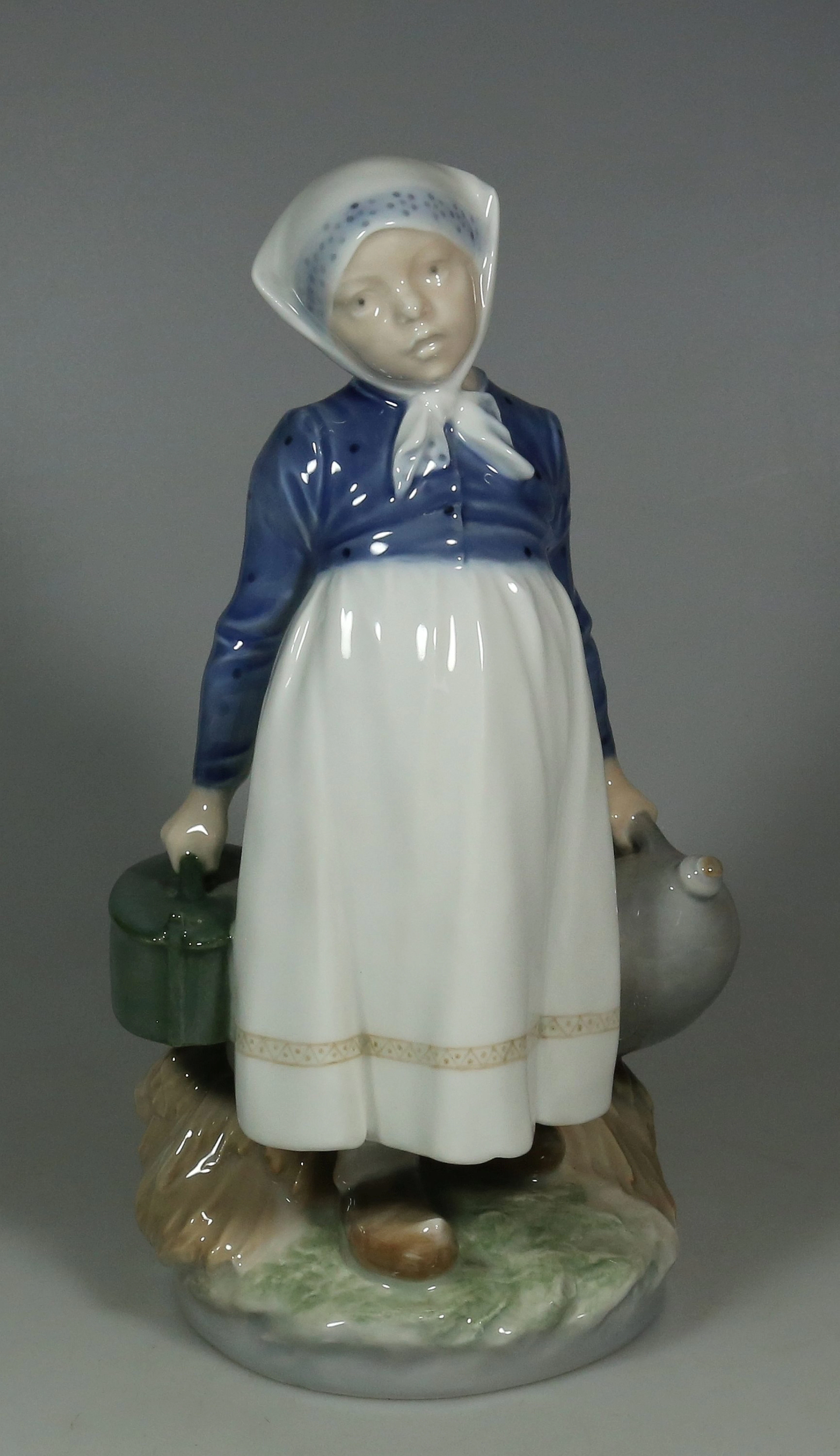 CHRISTIAN THOMSEN. PORZELLANFIGUR ''KLEINE MAGD'', ROYAL COPENHAGEN.