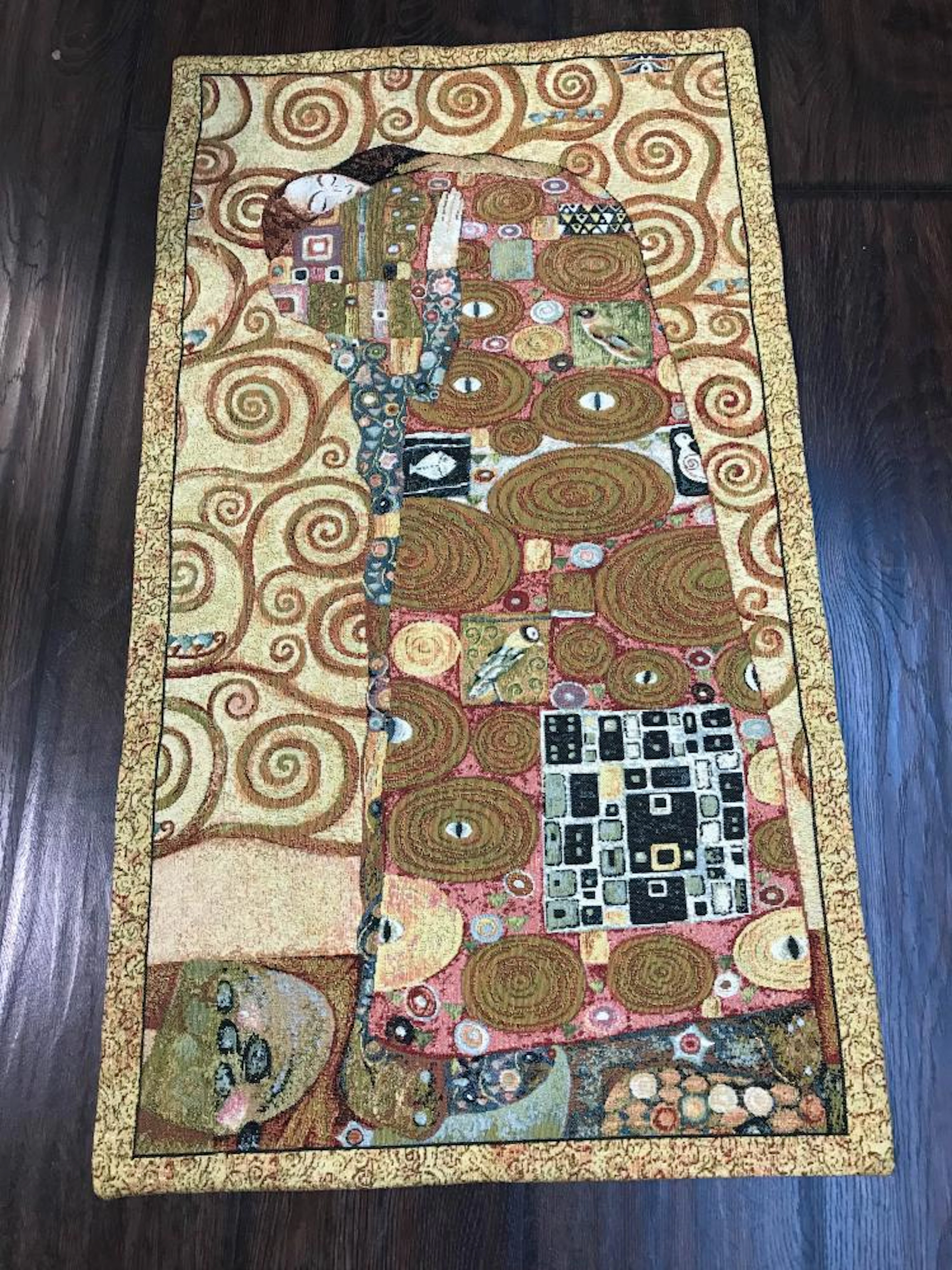 Lovely Tapestry Depicting Gustav Klimt's "The Kiss"