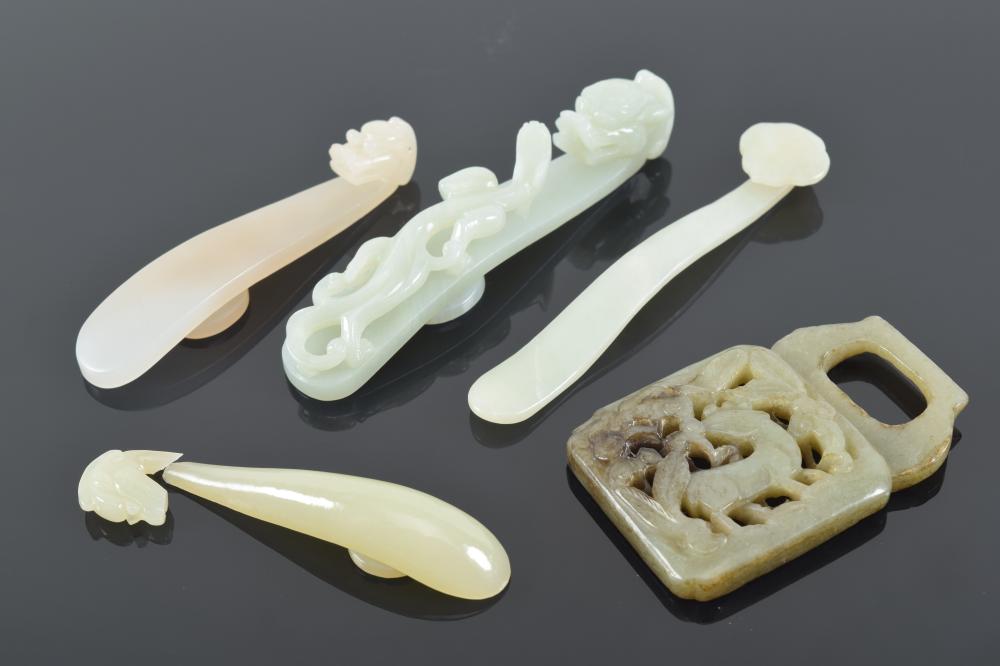 5 jades. China. 19th/20th century. Garment hooks, one damaged.