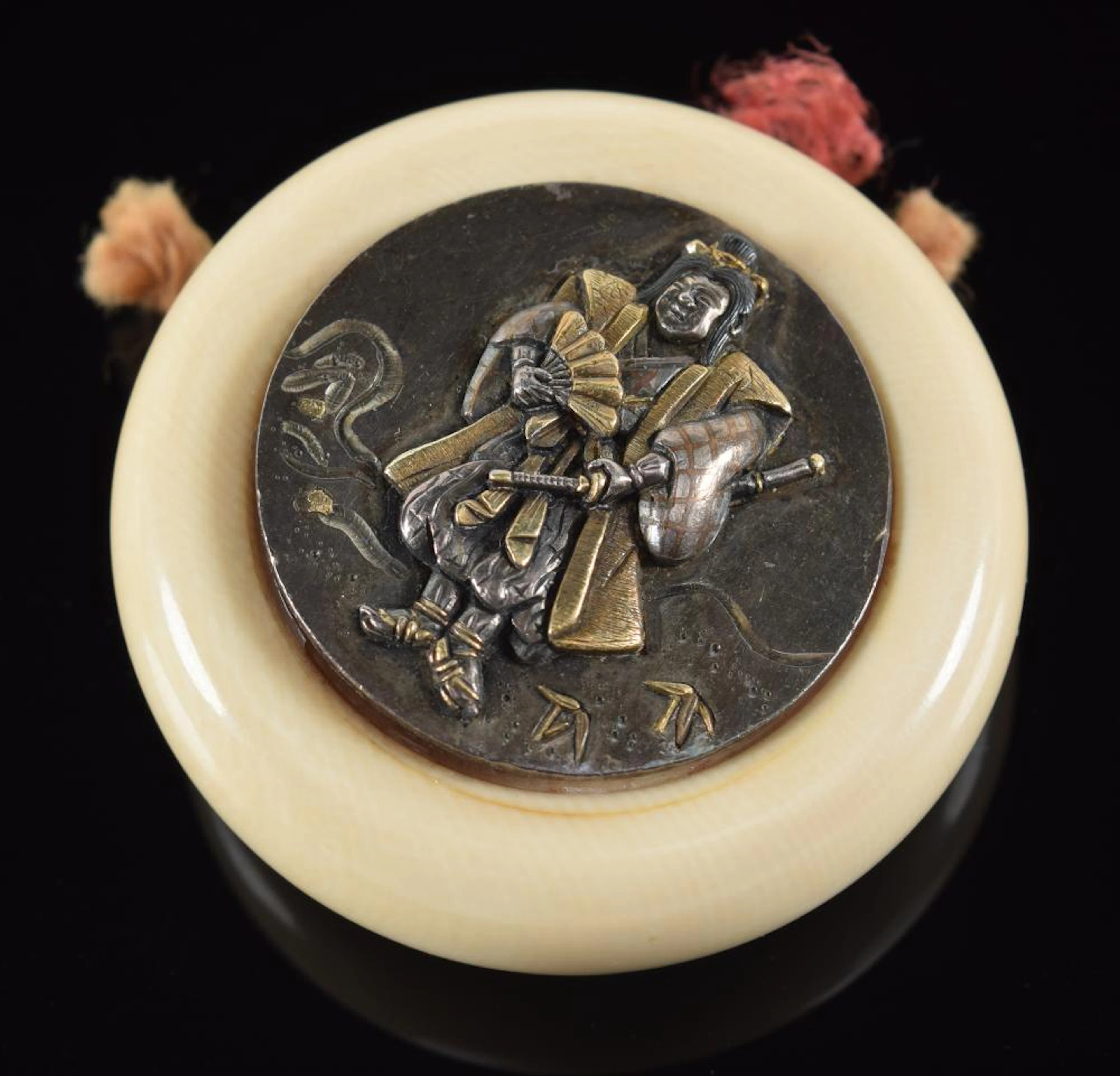 Kagamibuta netsuke