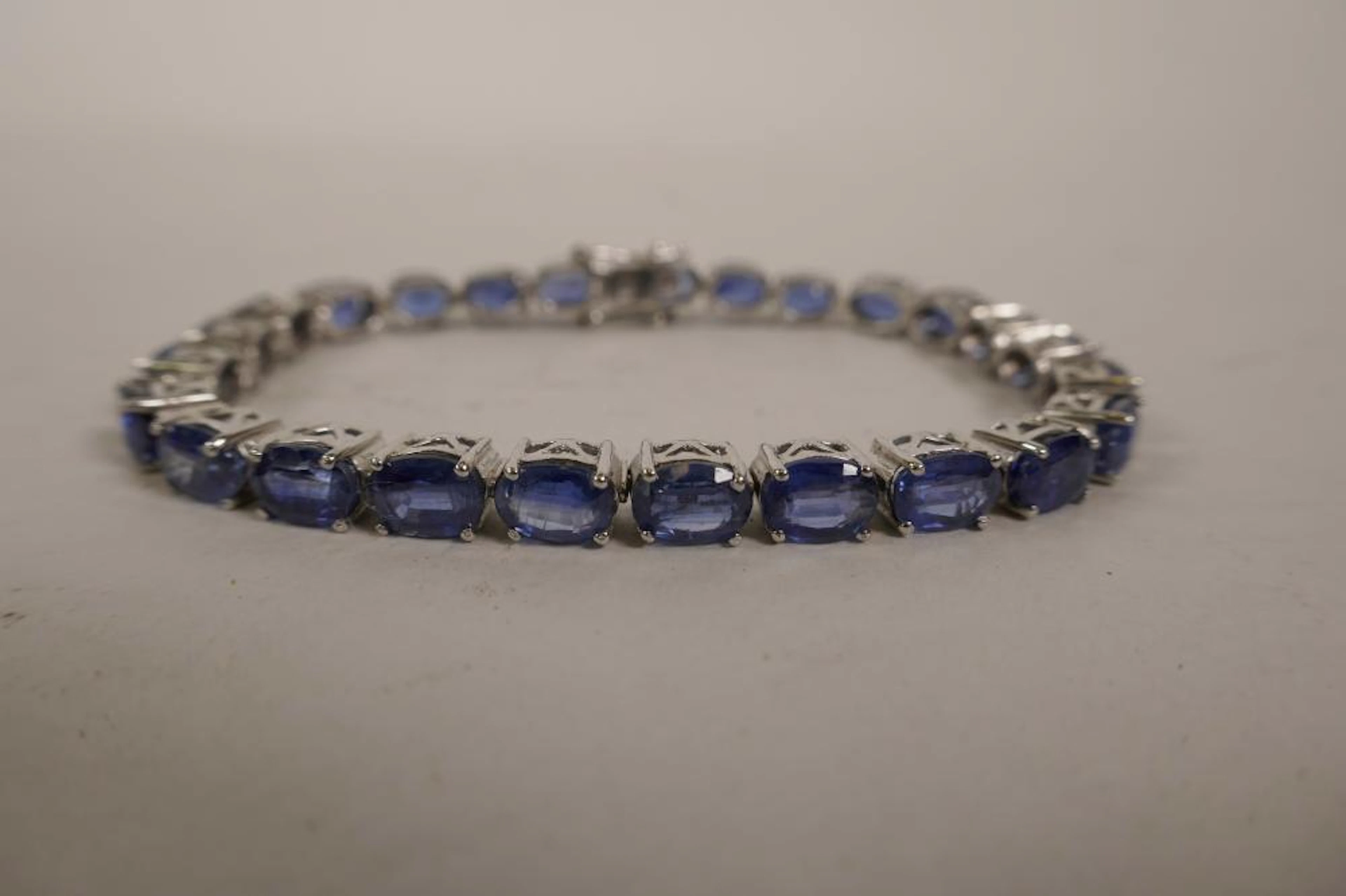 A 925 SILVER AND KYANITE SET TENNIS BRACELET, 7½" LONG