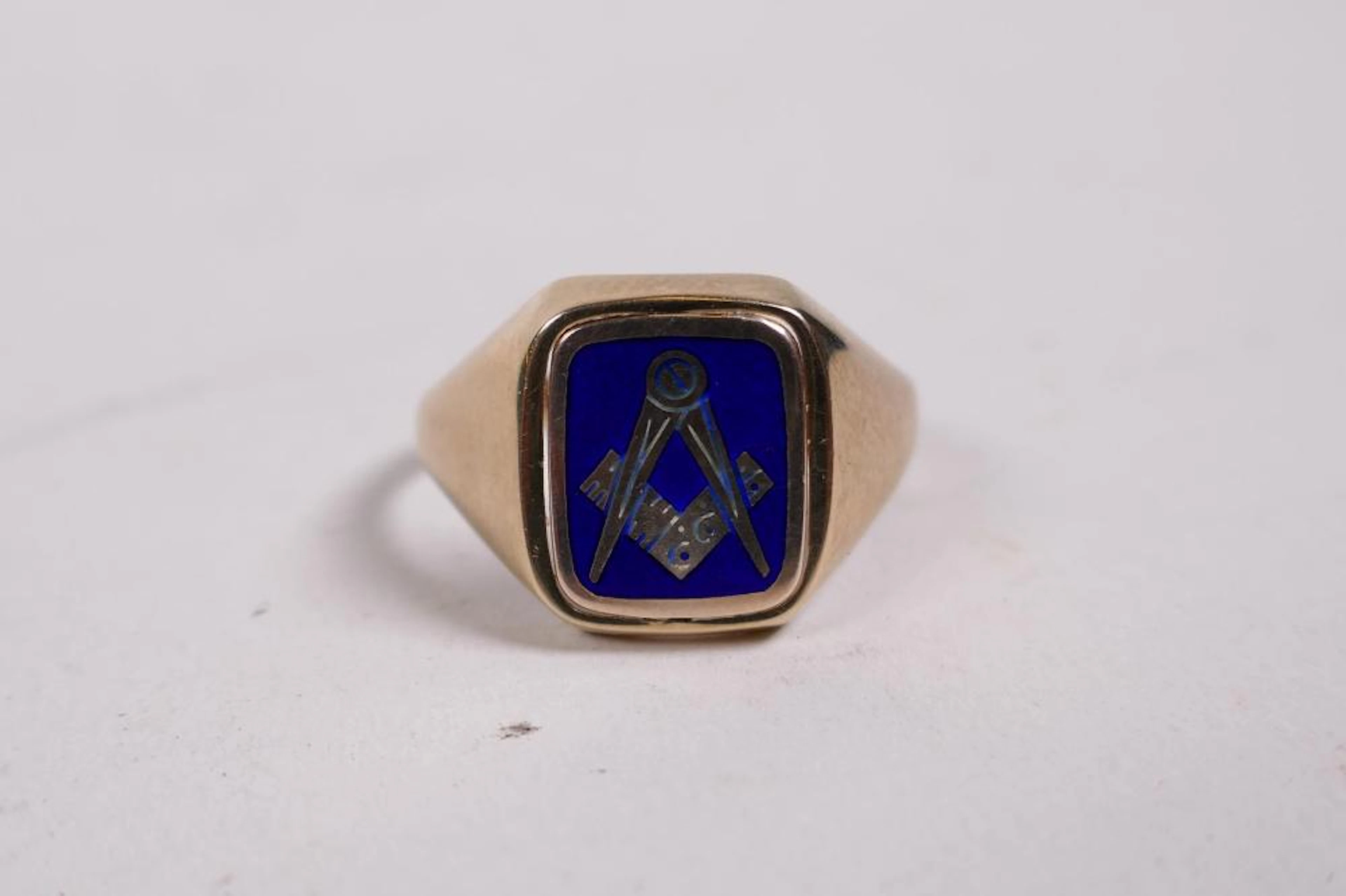 A 9ct gold signet ring with swivel panel
