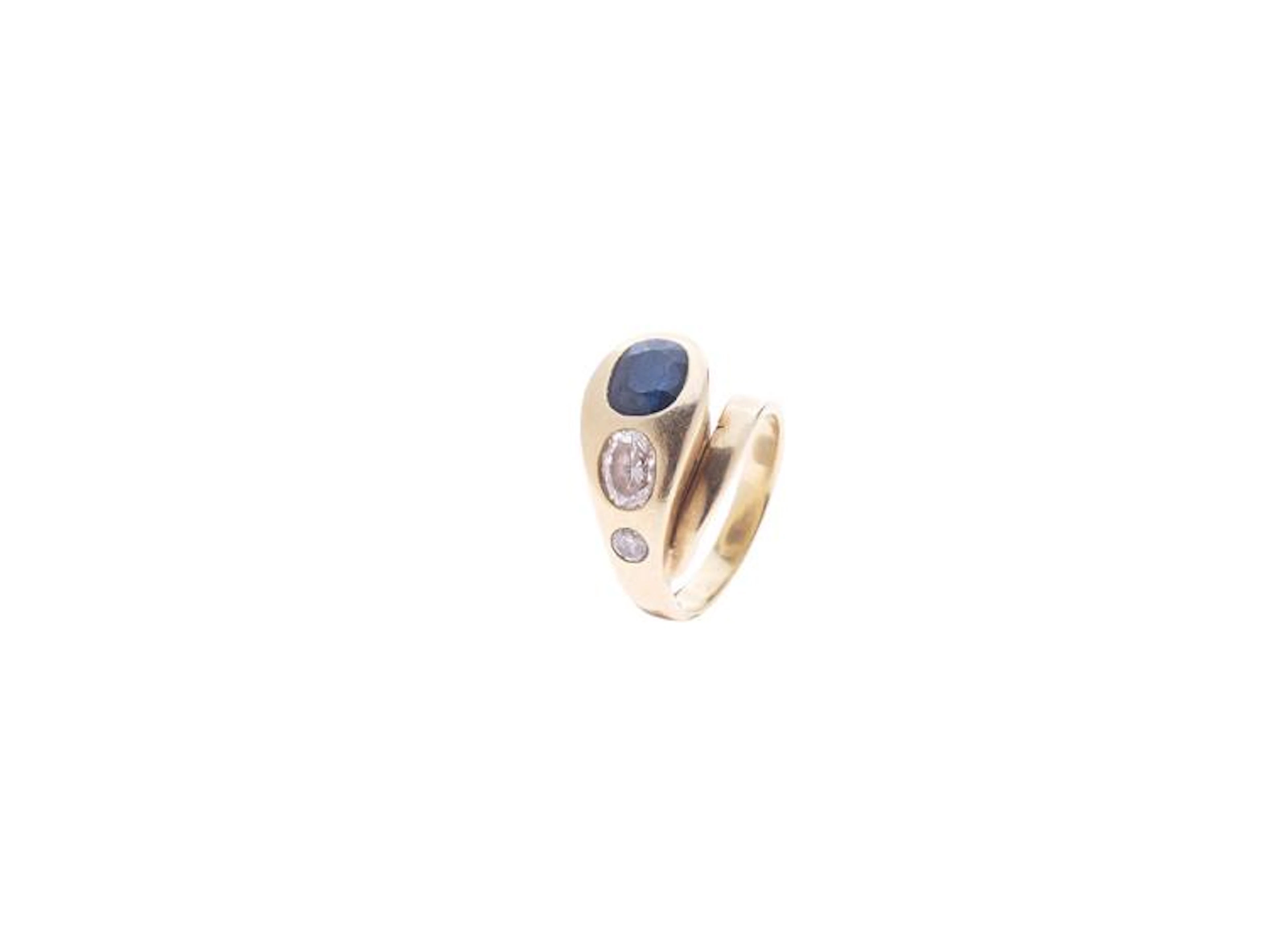 Yellow Gold 18K Ring With Sapphire And Diamonds