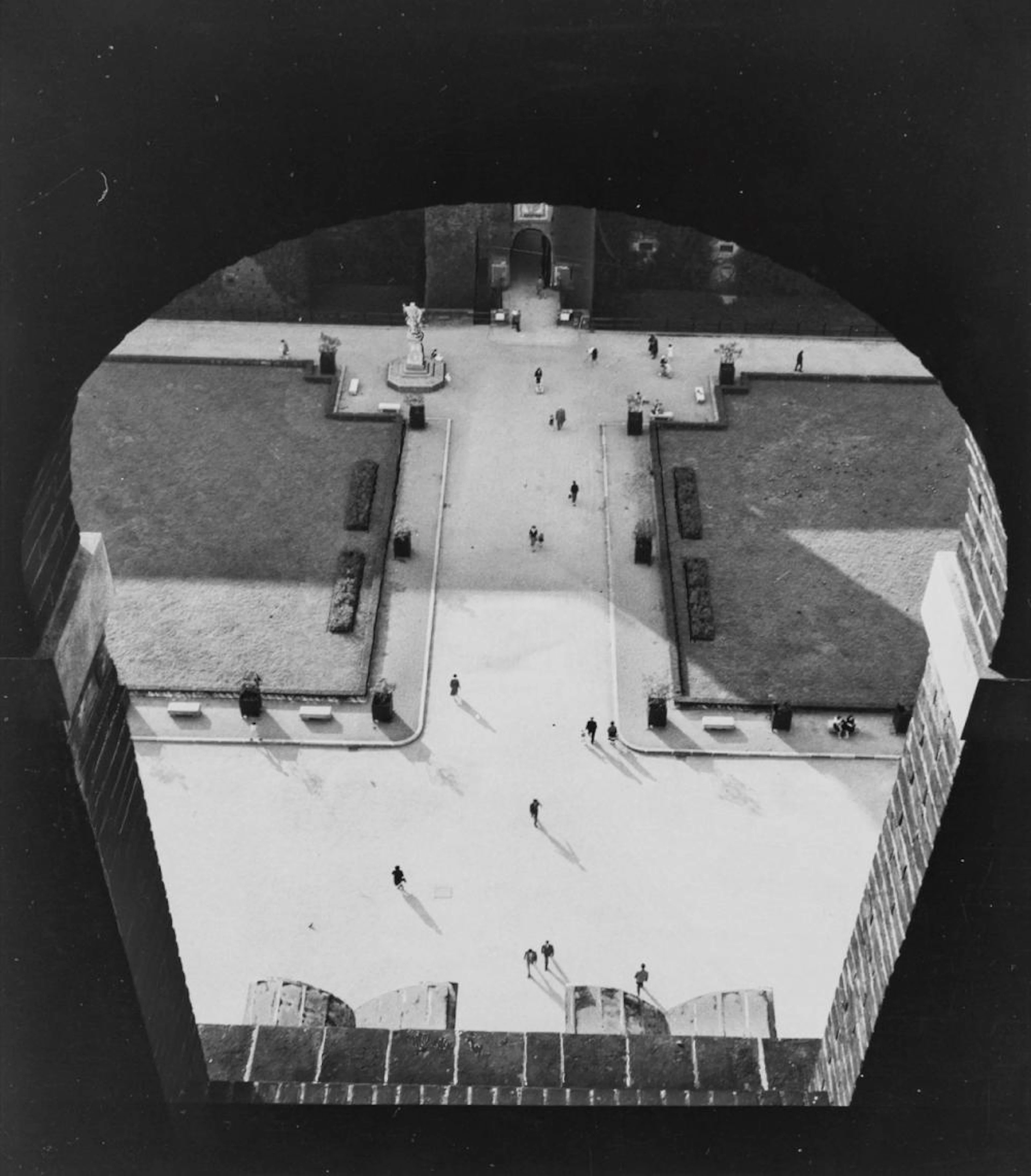Mario De Biasi (1923-2013) - Castello Sforzesco, Milano, 1954