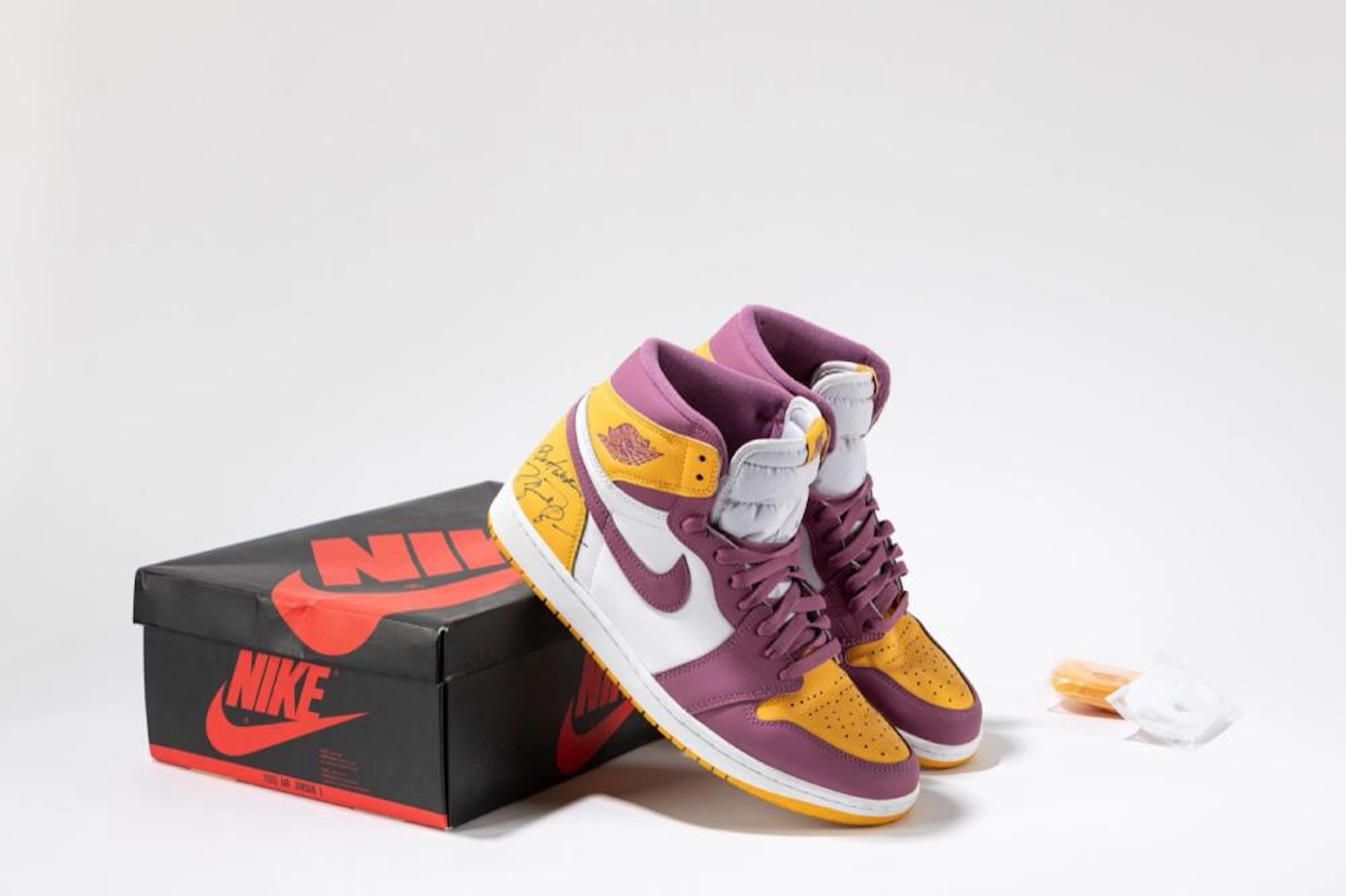 Michael Jordan - Jordan 1 Retro High OG Brotherhood...
