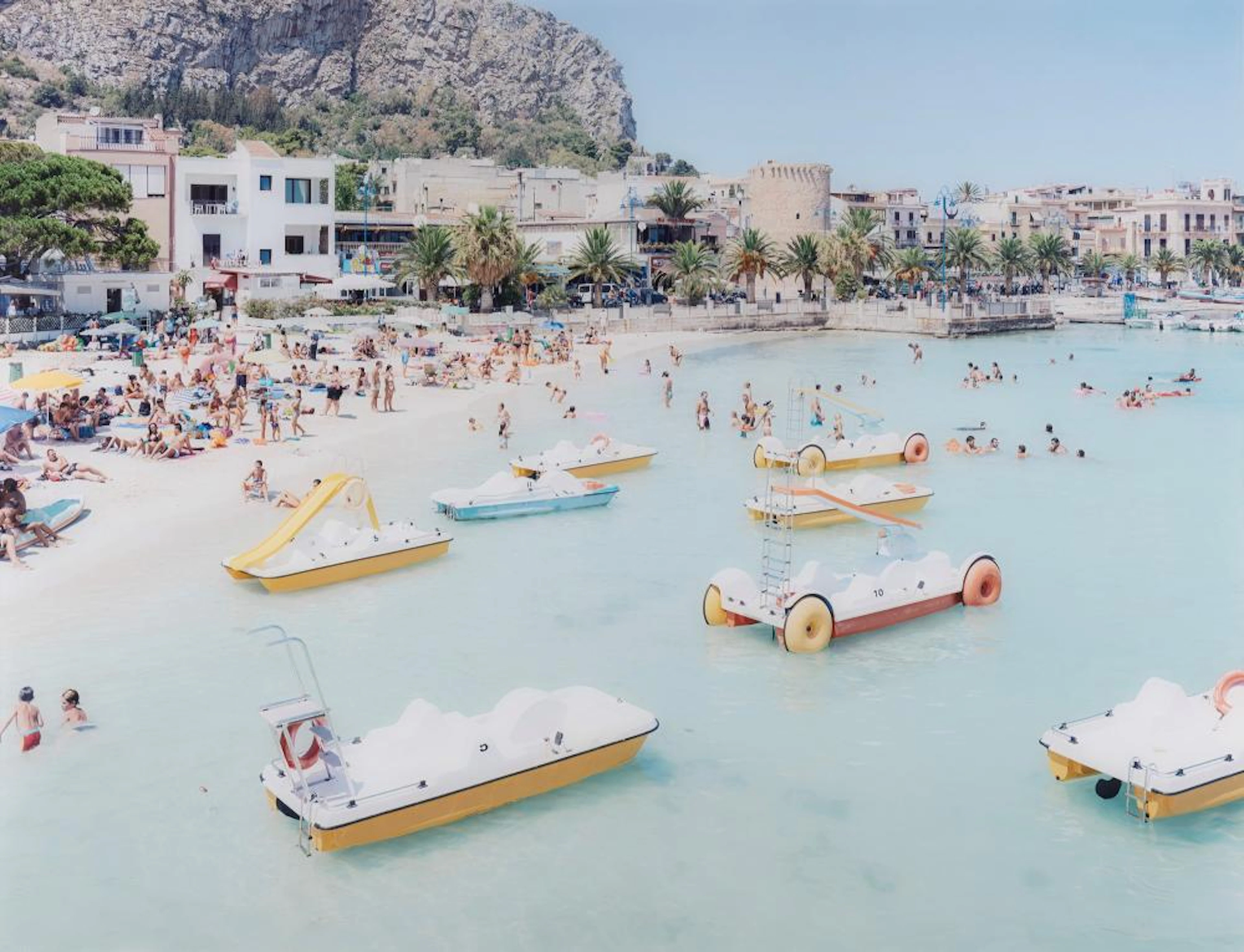 Massimo Vitali (1944) - Mondello Paddle Boats - 2783, 2007