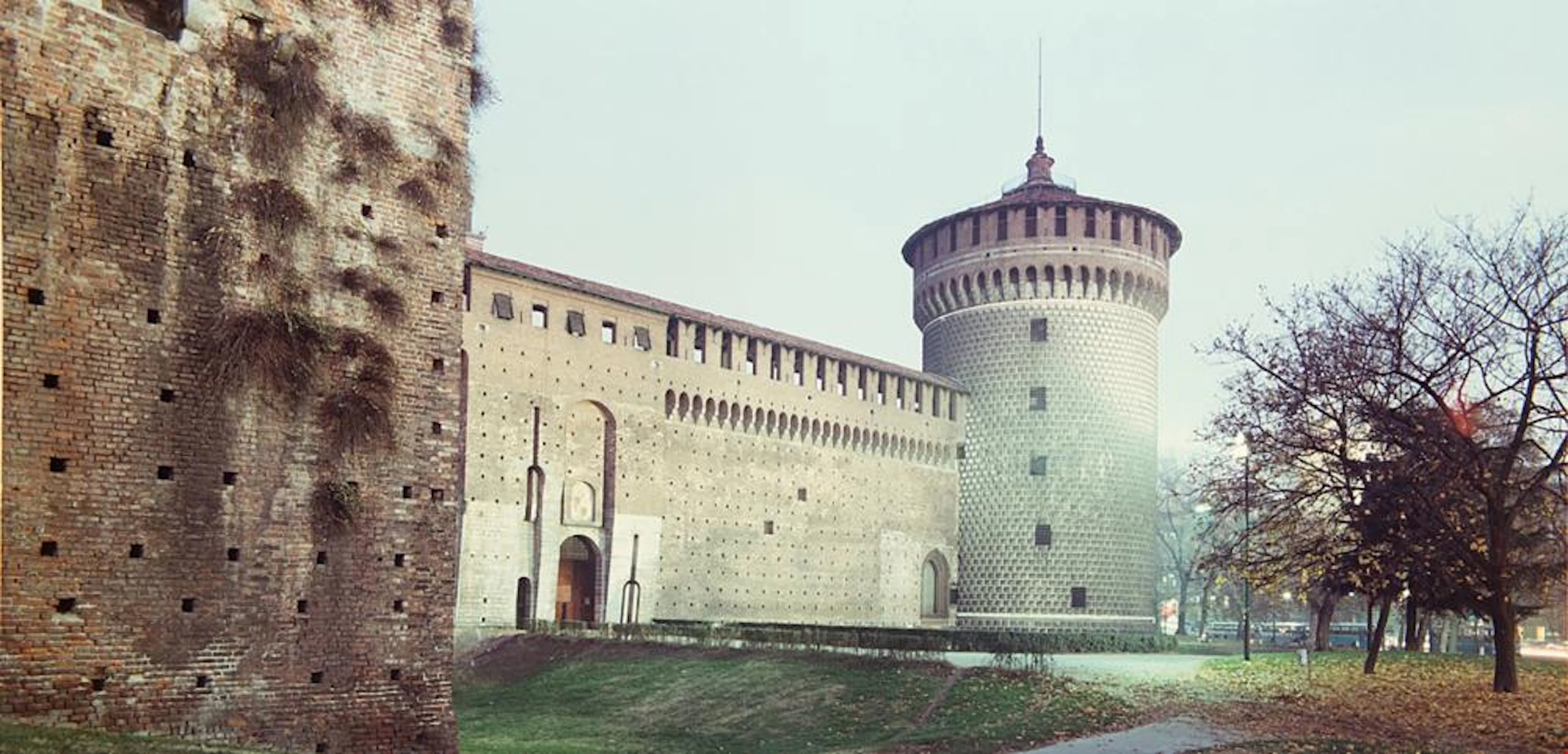 LUIGI GHIRRI - Milano, Castello Sforzesco, 1986