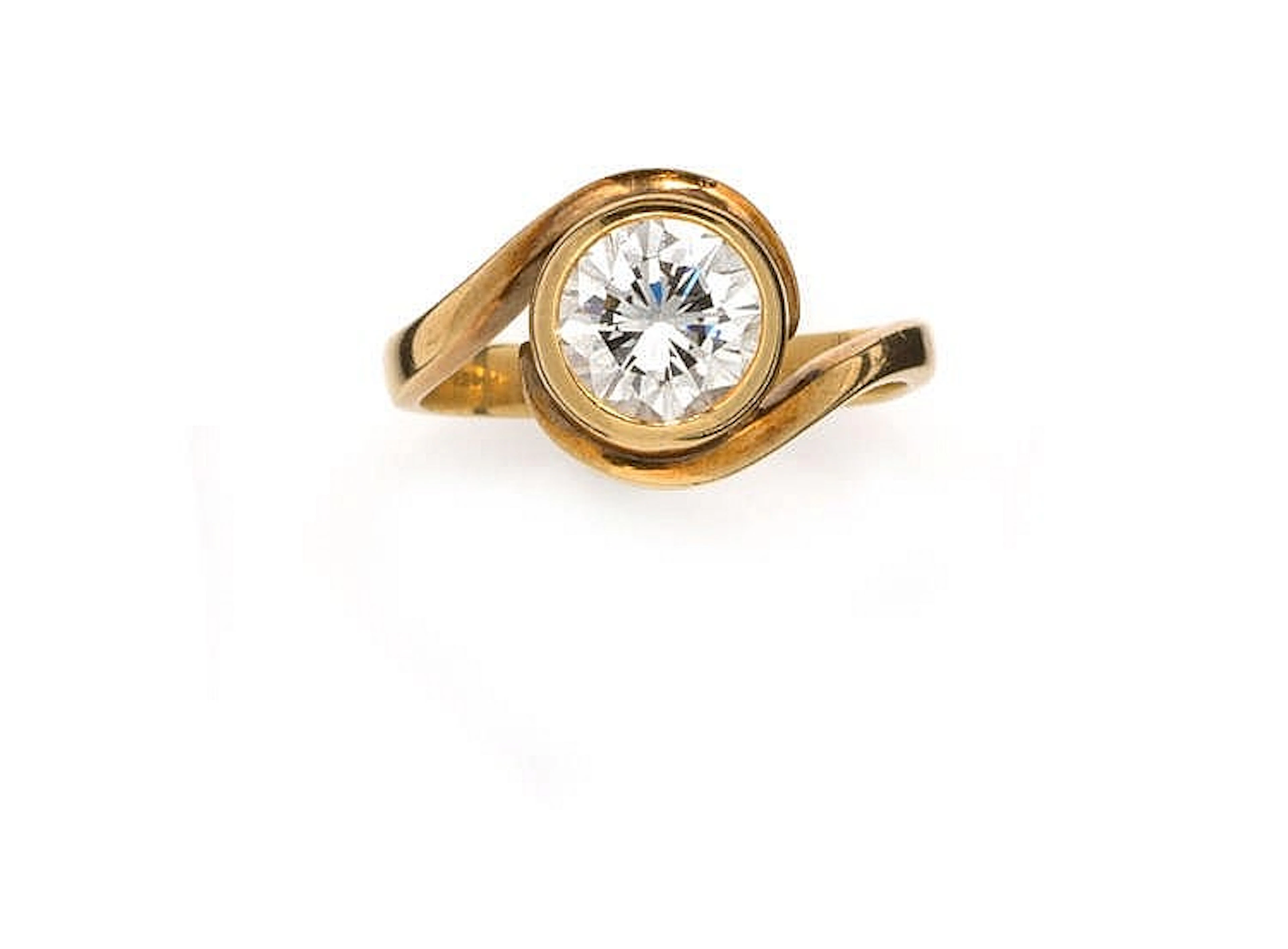 YELLOW GOLD AND DIAMOND SOLITAIRE RING