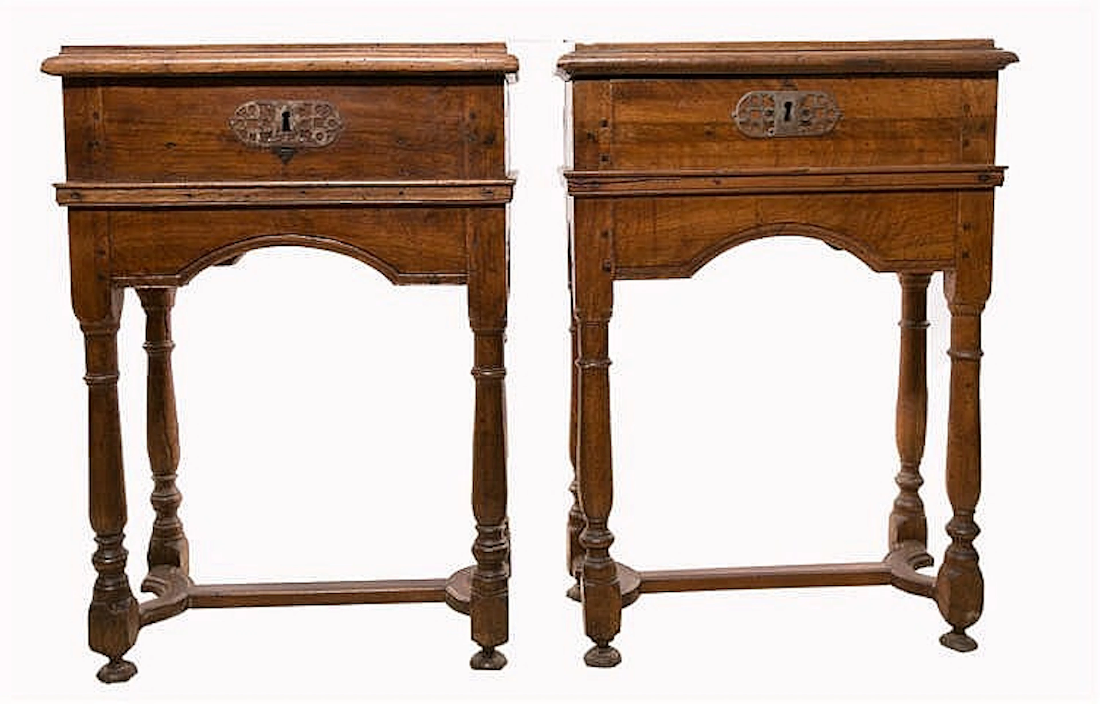 Paire de meubles à coffre style Louis XIII en noyer à piétement tourné à
