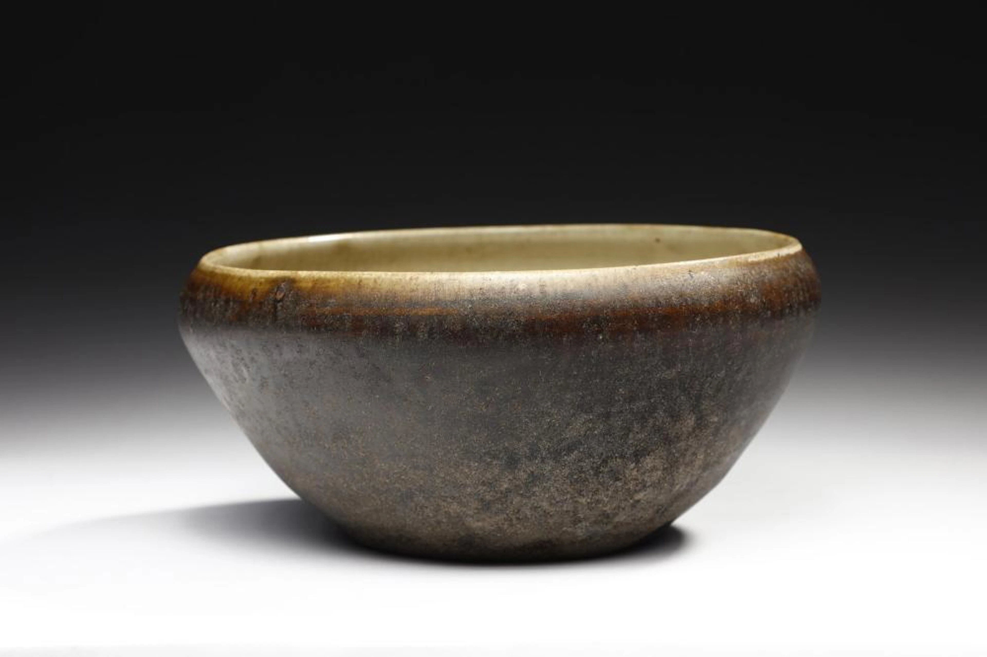 South-Est Asian Art A pottery bowl with pale celadon enamel Thailandia