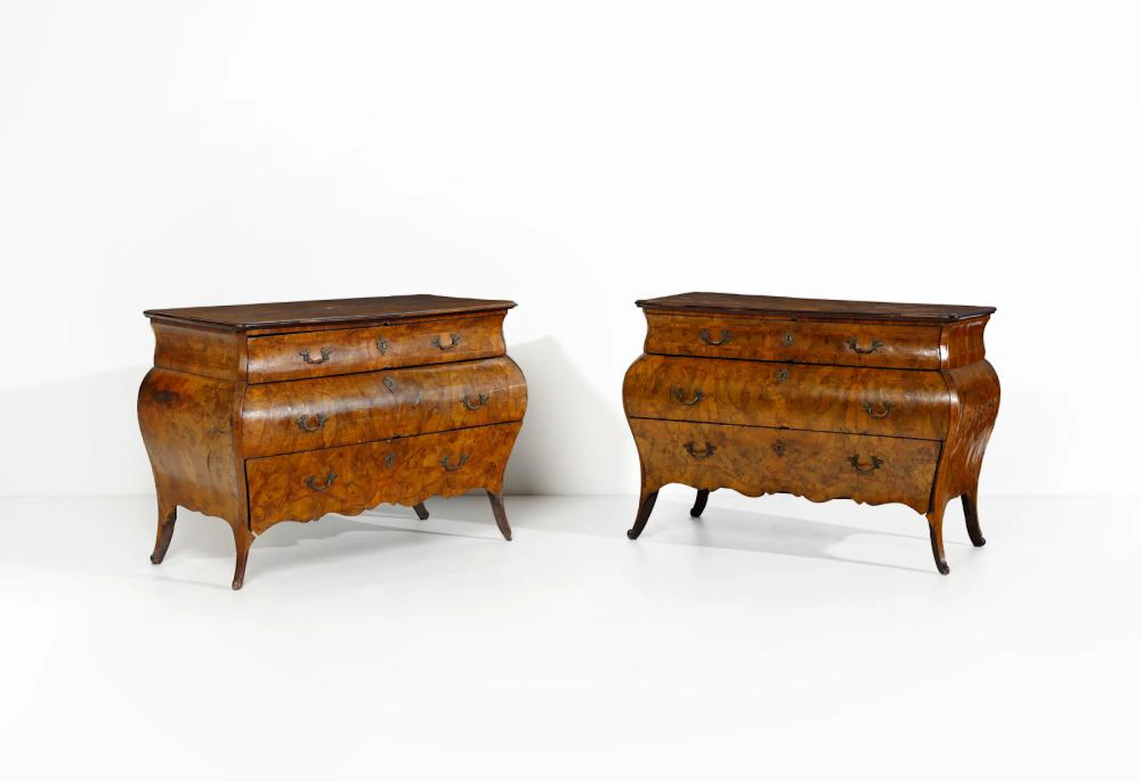 18th CENTURY LOMBARD MANUFACTURE A pair of walnut veneered urn-shaped commodes