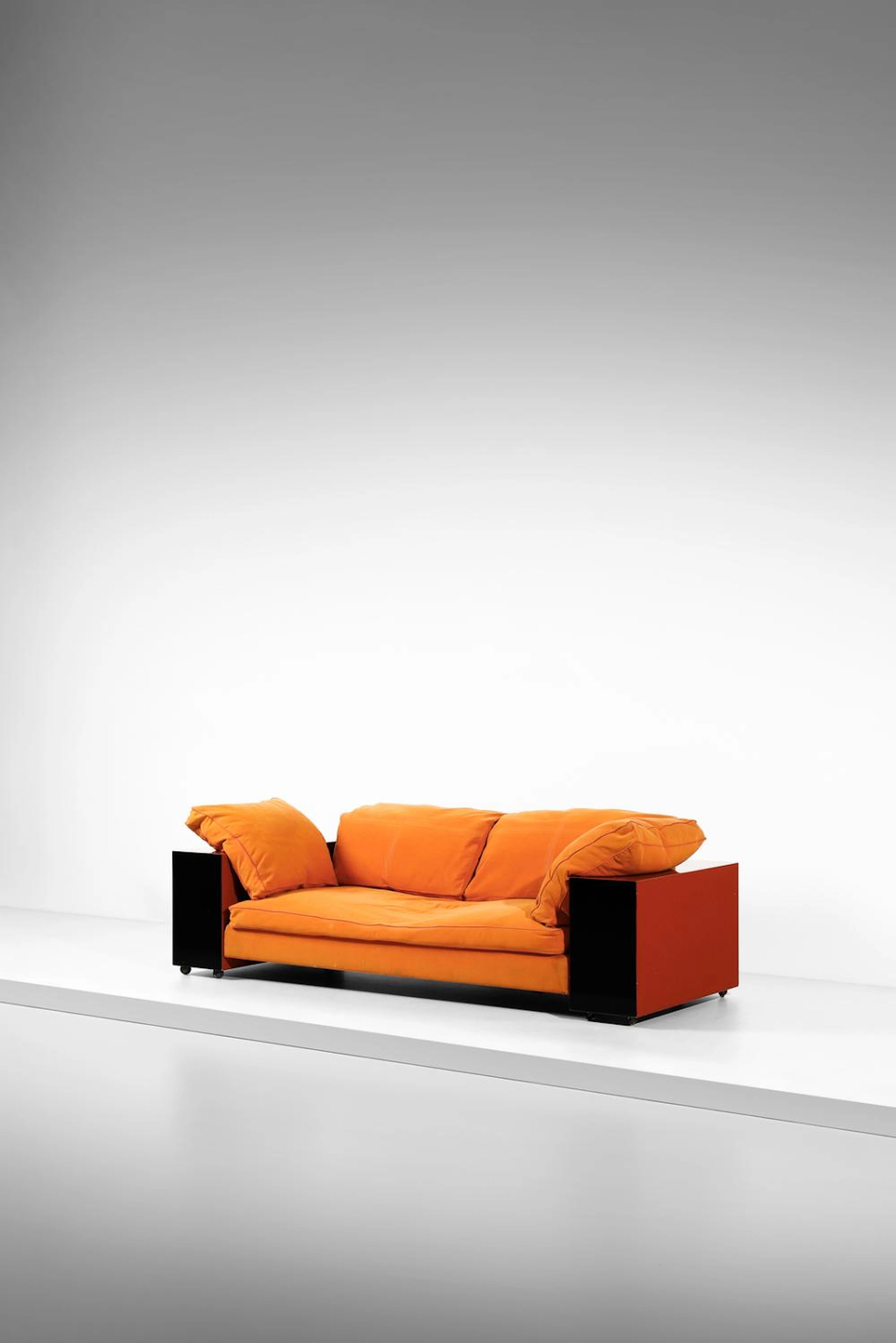GRAY EILEEN (1878 - 1976) - Lota two-seater sofa on wheels for Images