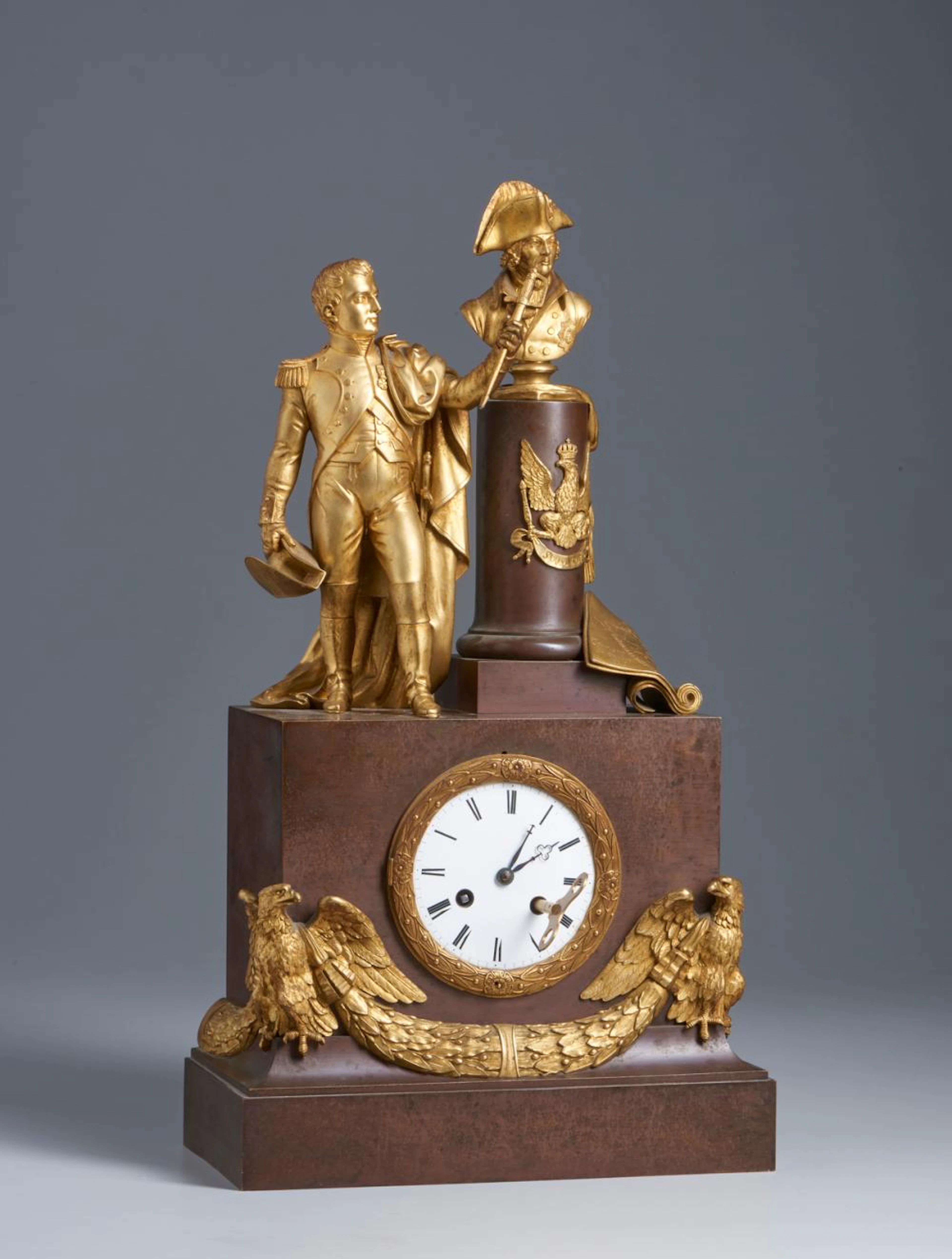 19th CENTURY MANUFACTURE A parcel gilt bronze table clock