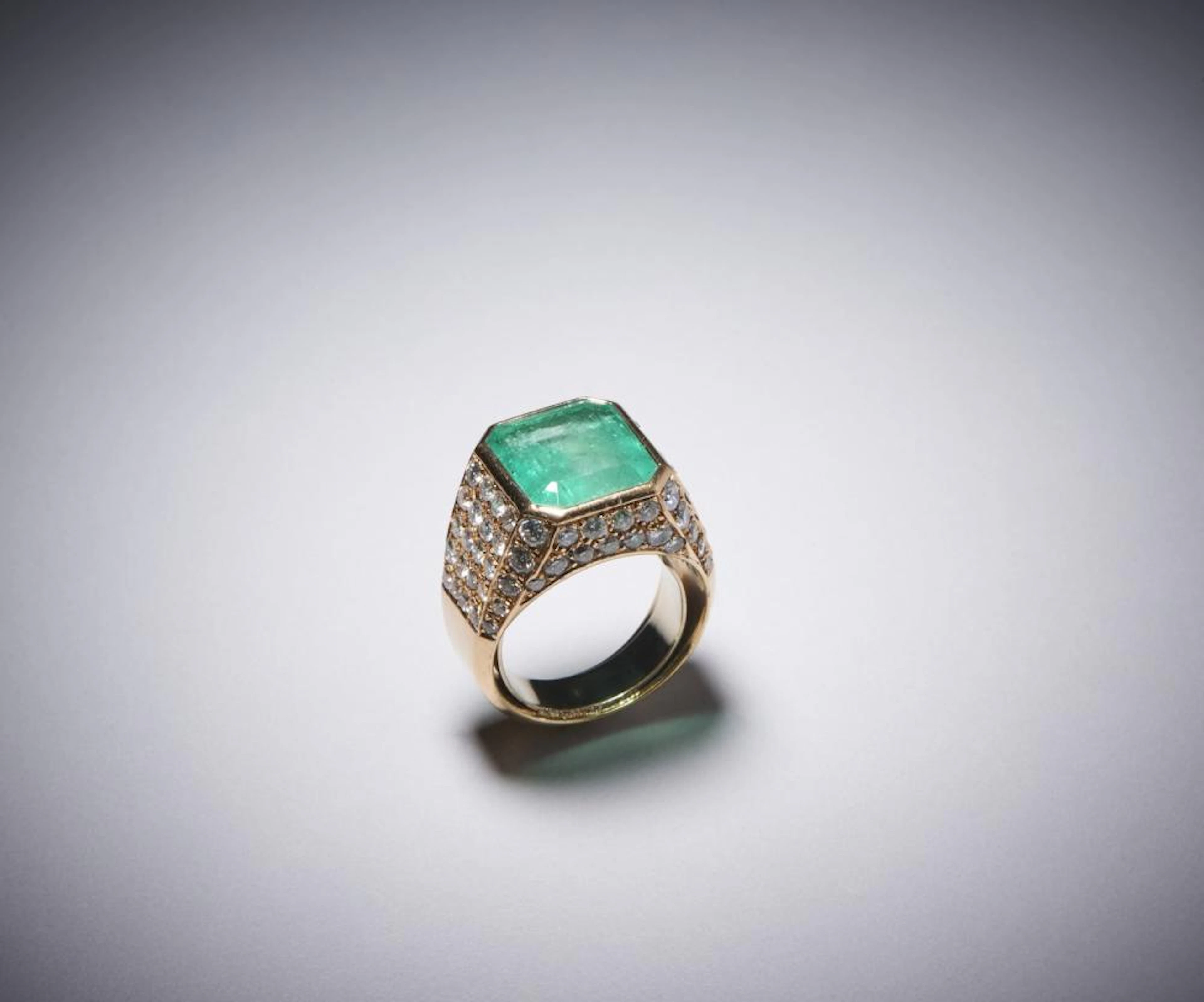 . Gold ring with central emerald.