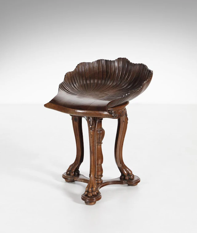 19TH CENTURY VENETIAN MANUFACTURE Walnut carved and...