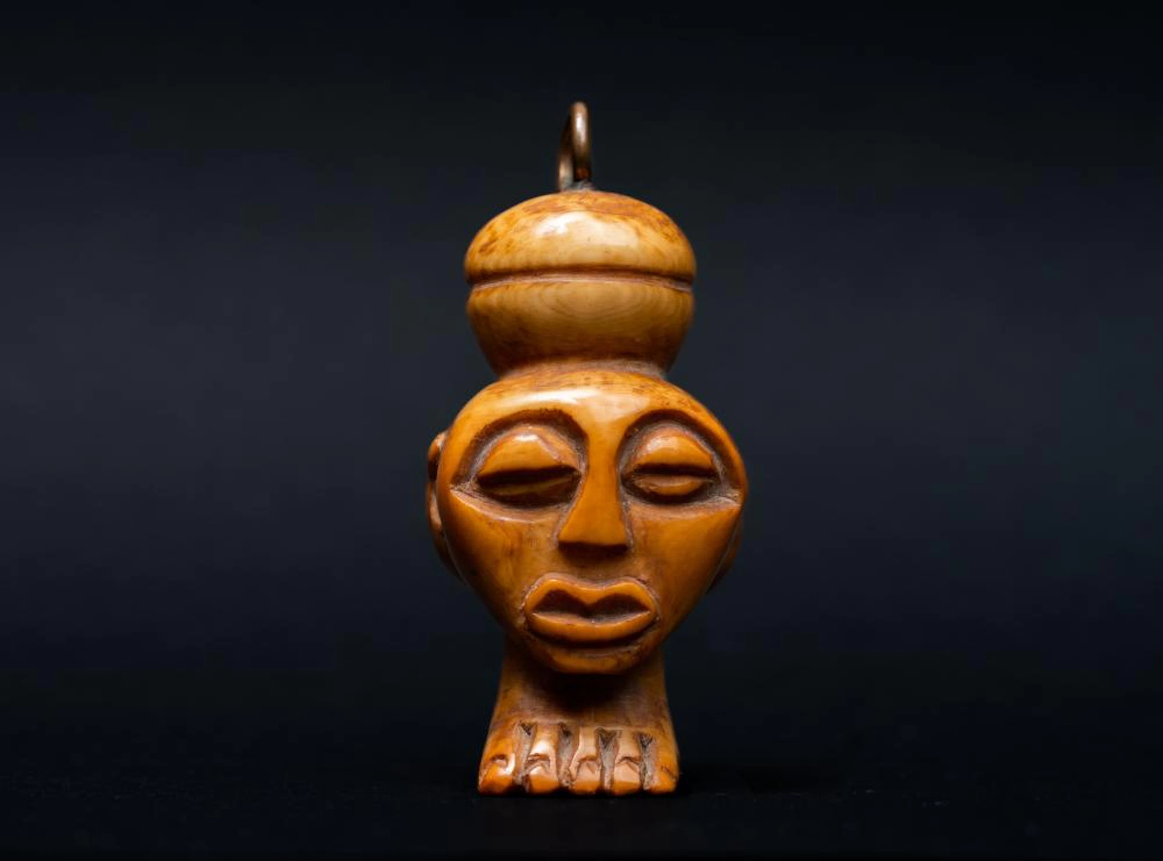African art Pendant in the shape of a foot. Ivory. Signs of use.