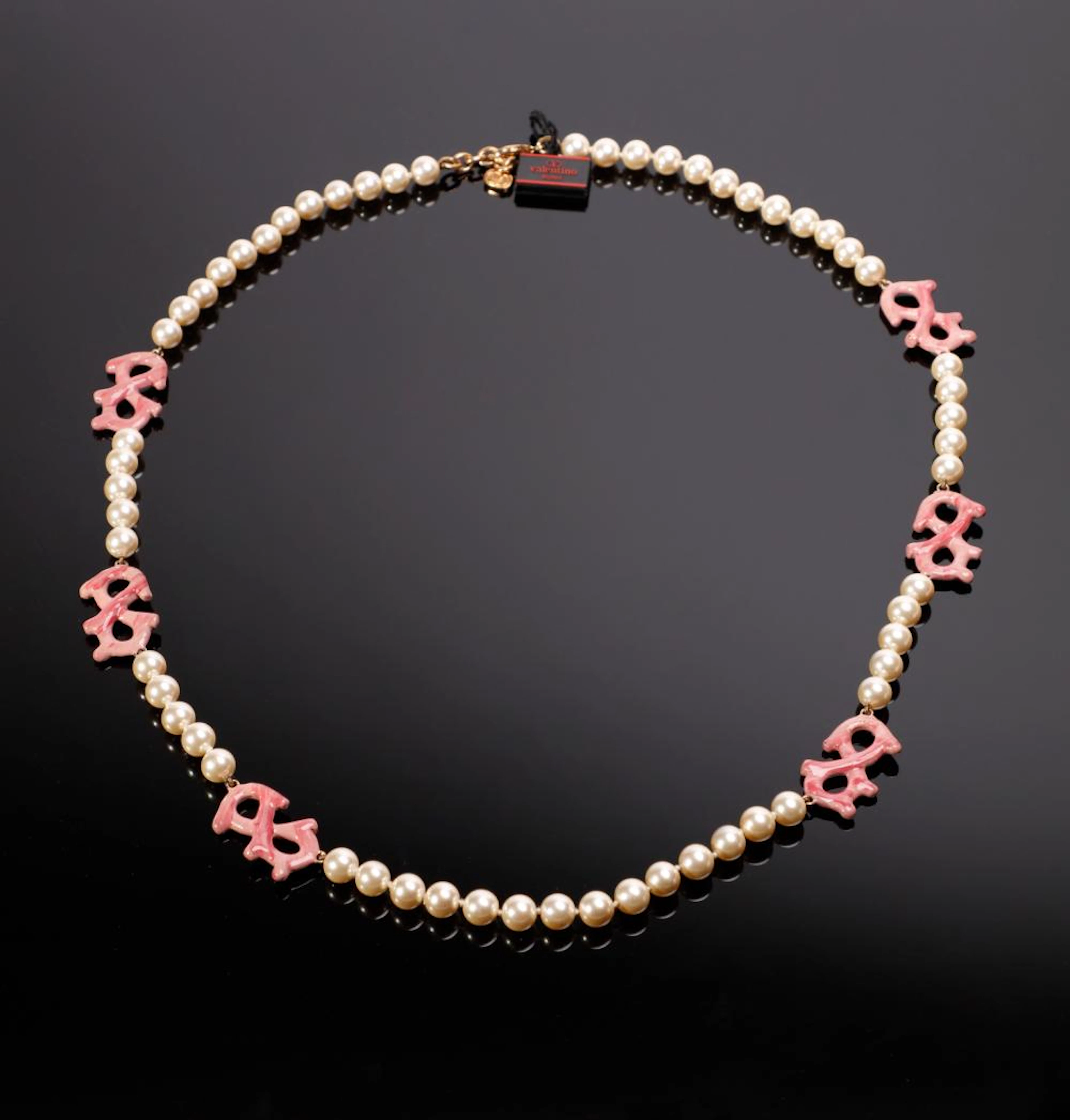 GARAVANI VALENTINO - Long strand of artificial pearls with enamels.