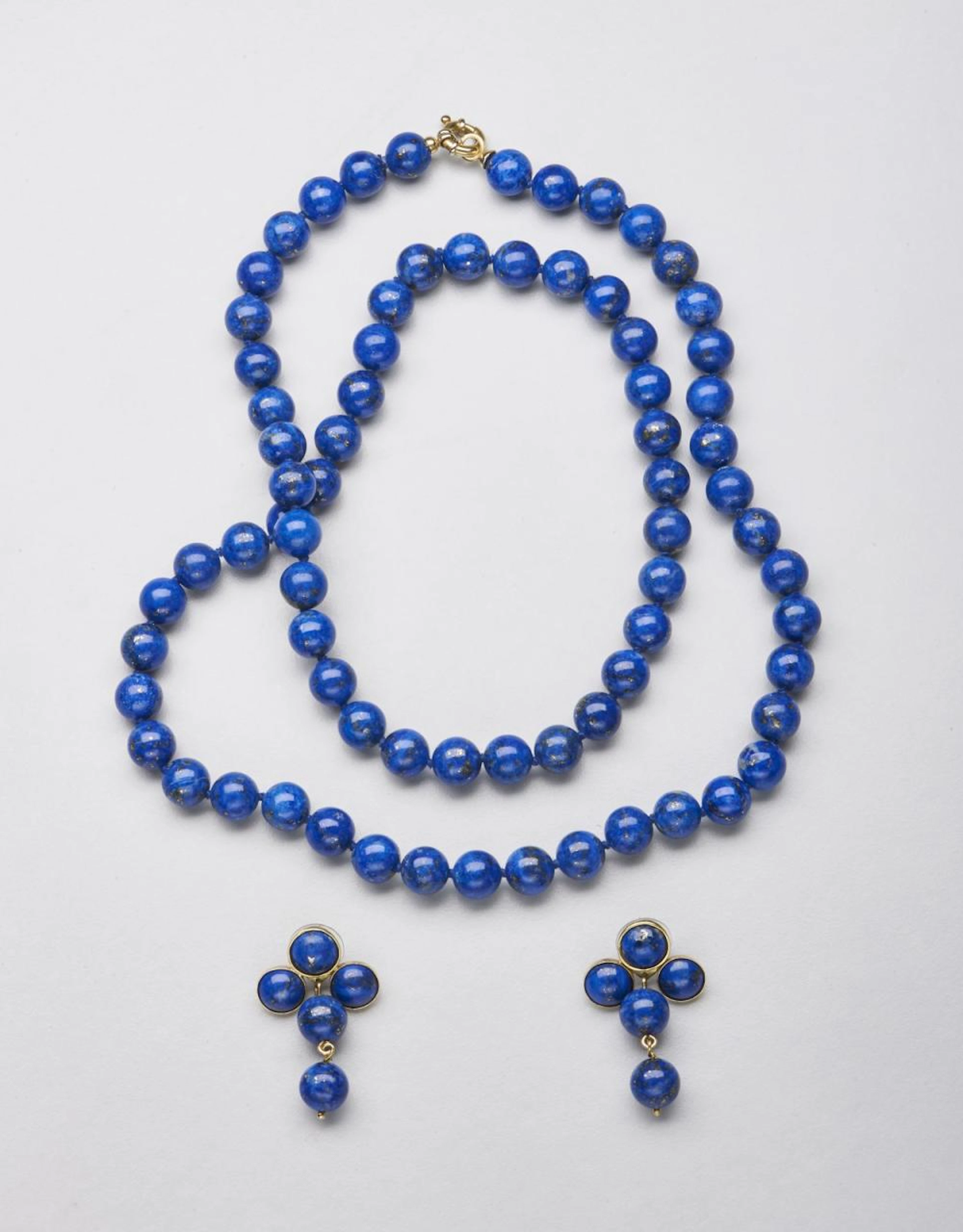 Parure composta da collana di lapislazzuli sferici misura...