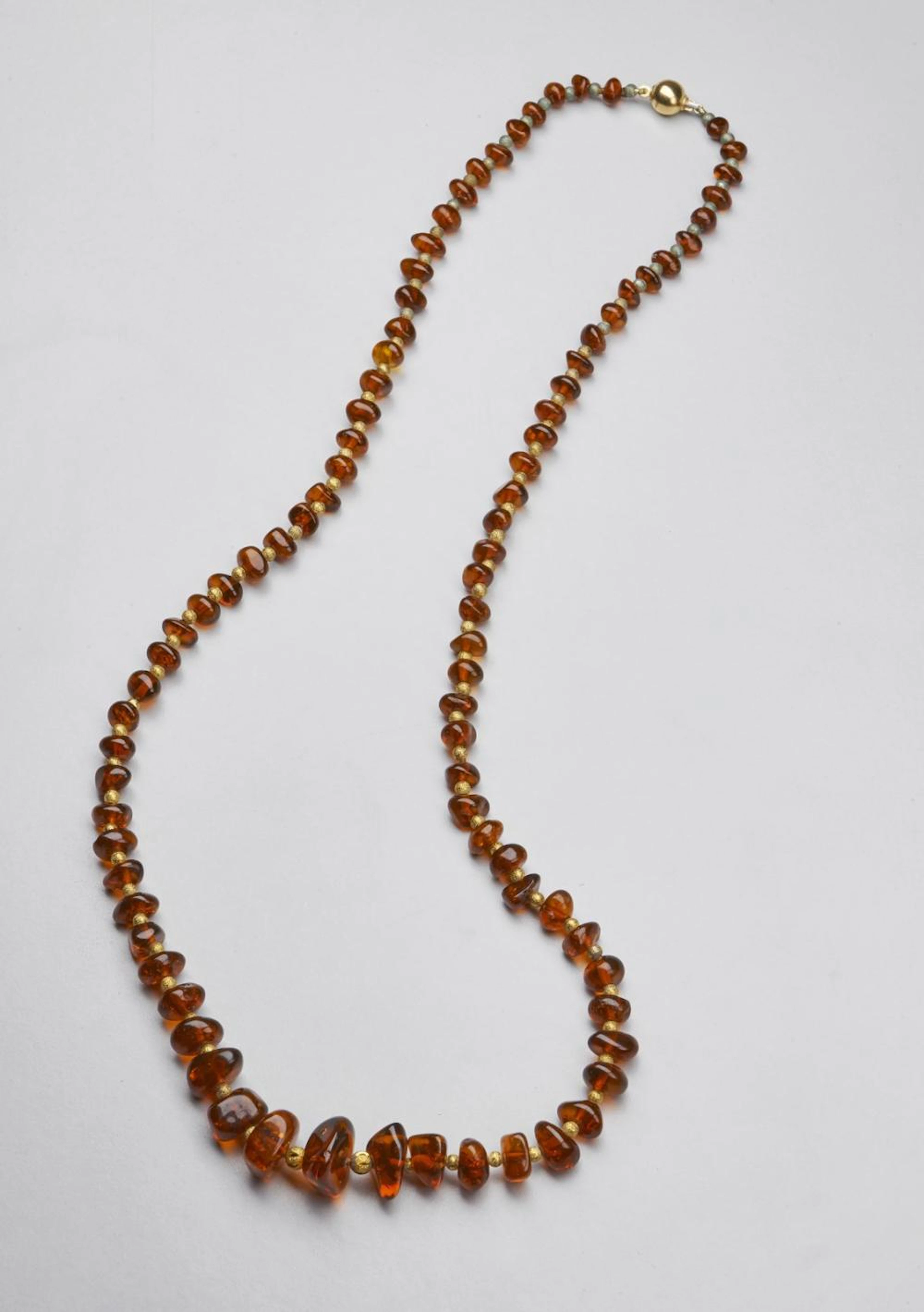 Collana di boules di ambra di forme miste con pallini di oro giallo 750/1000