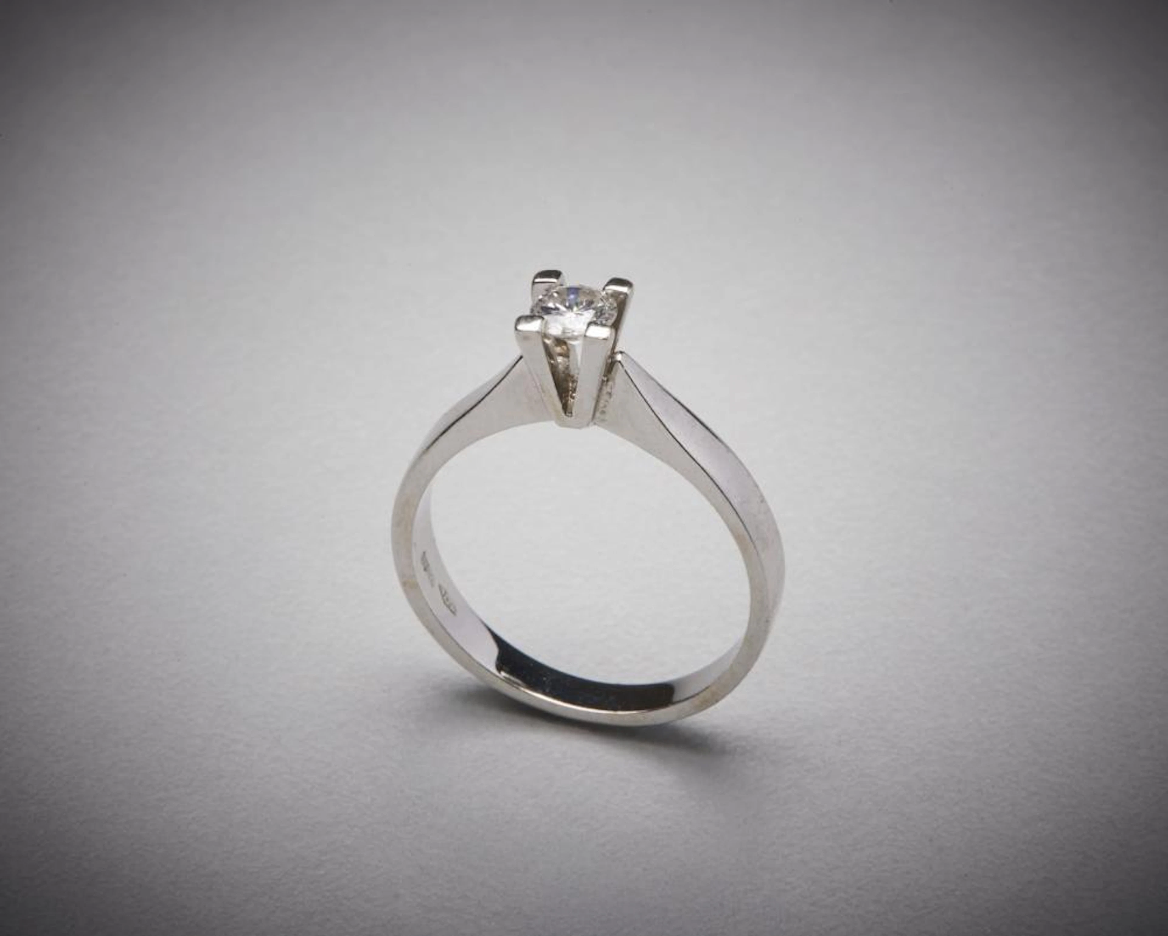 Anello in oro bianco 750/1000