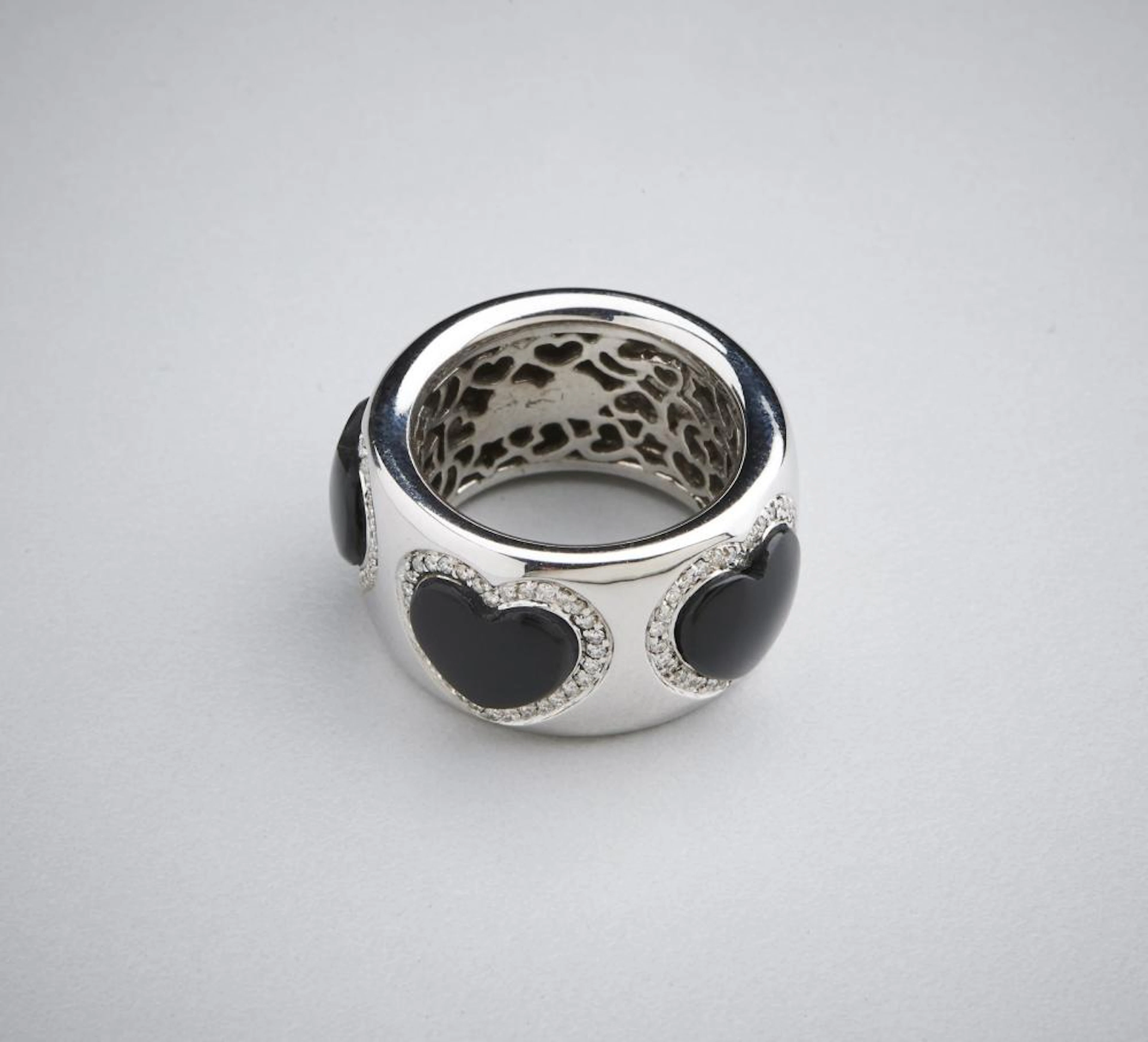 Un anello a fascia larga in oro bianco 750/1000