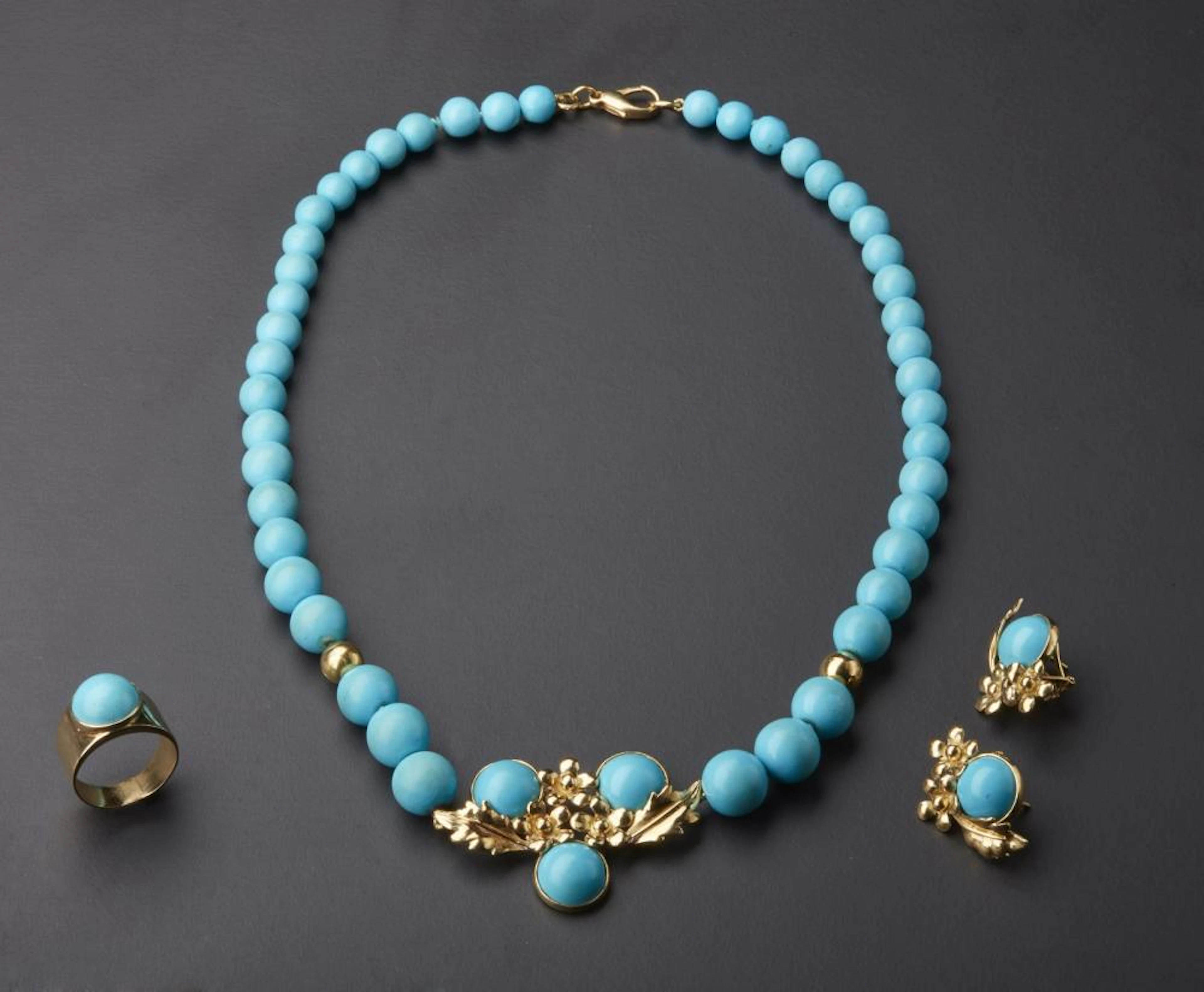 Una parure composta da una collana con sfere di turchesi...