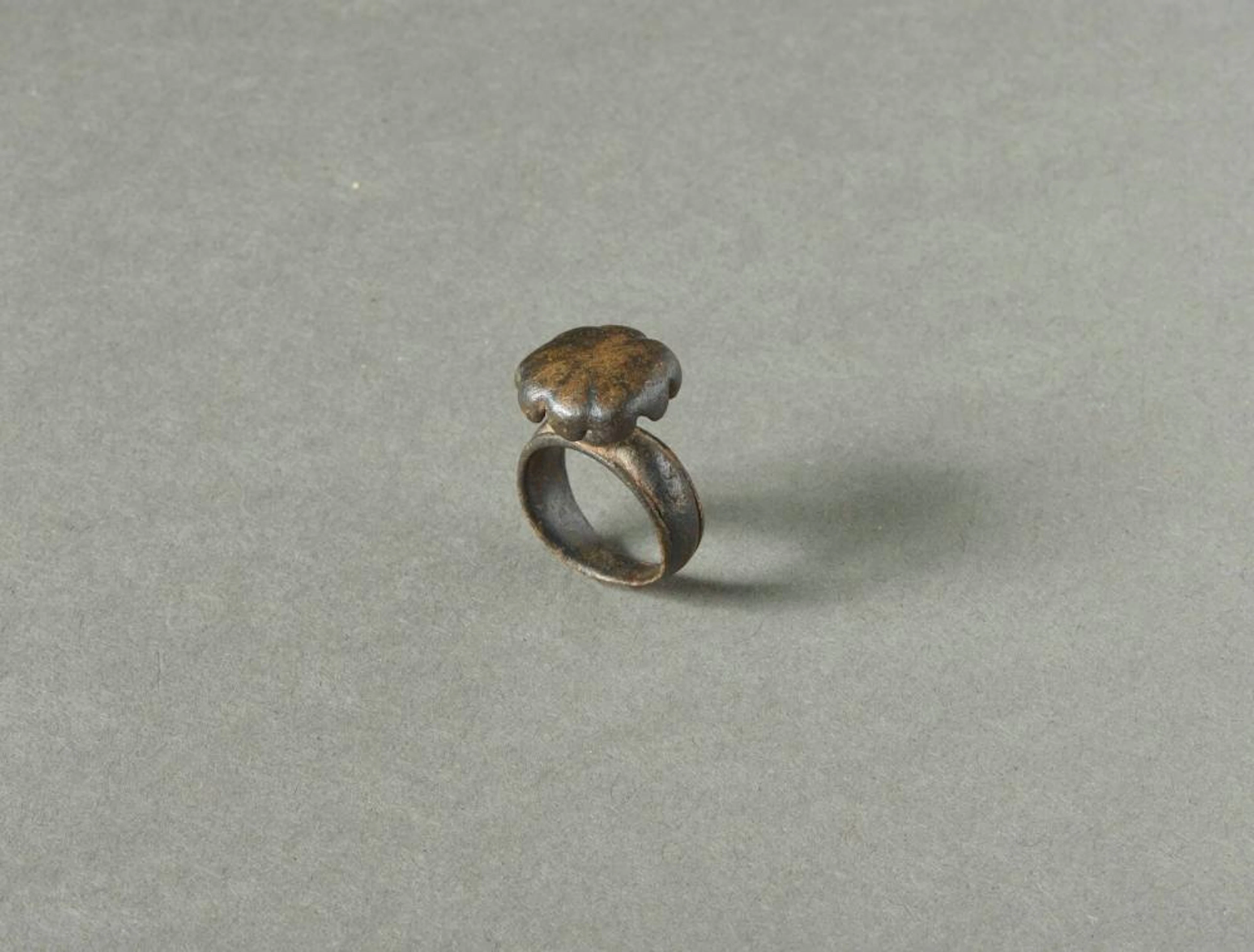Indian Art India. Copper alloy ring with floral decoration. In patina.