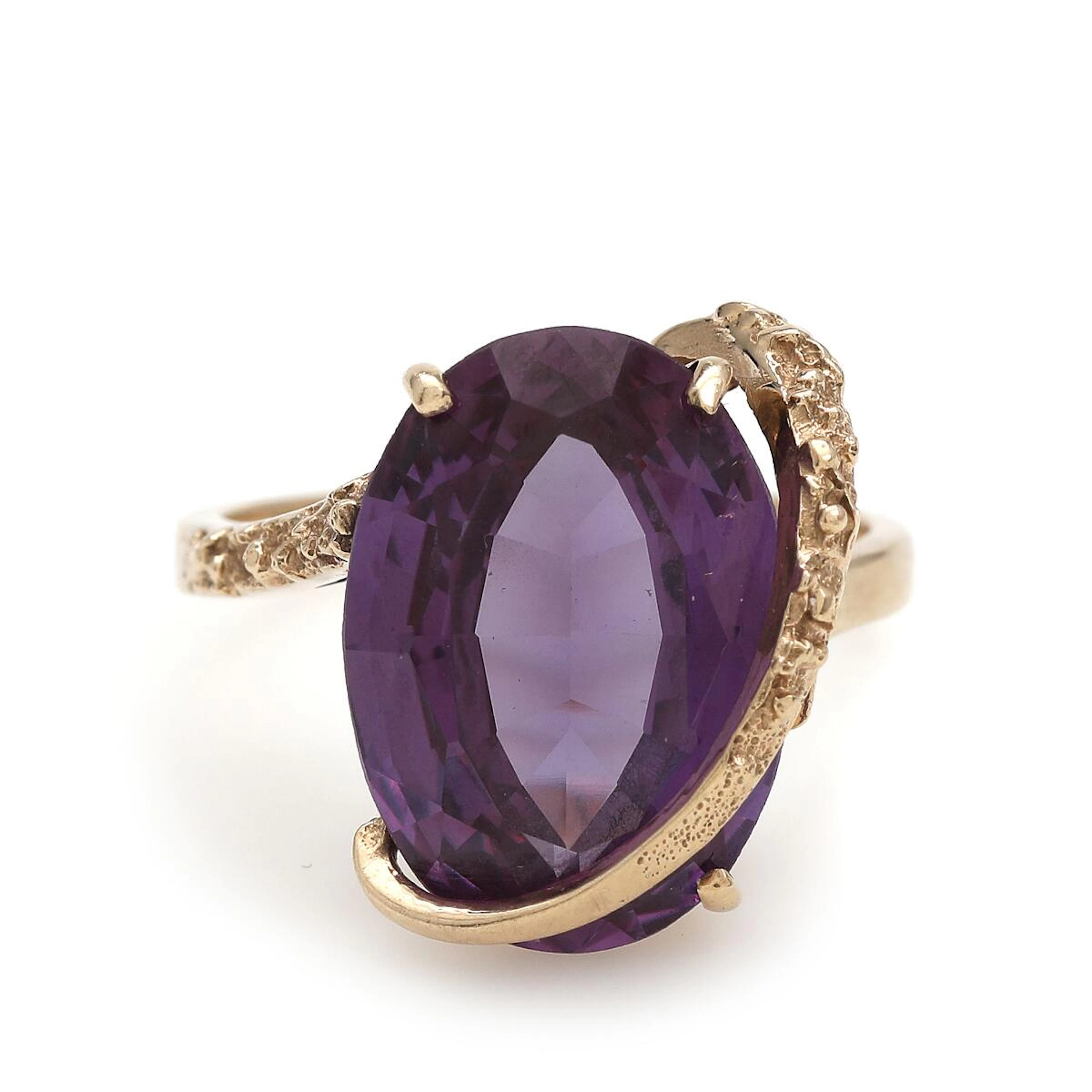 A sapphire ring set with syntetic oval faceted purple sapphire