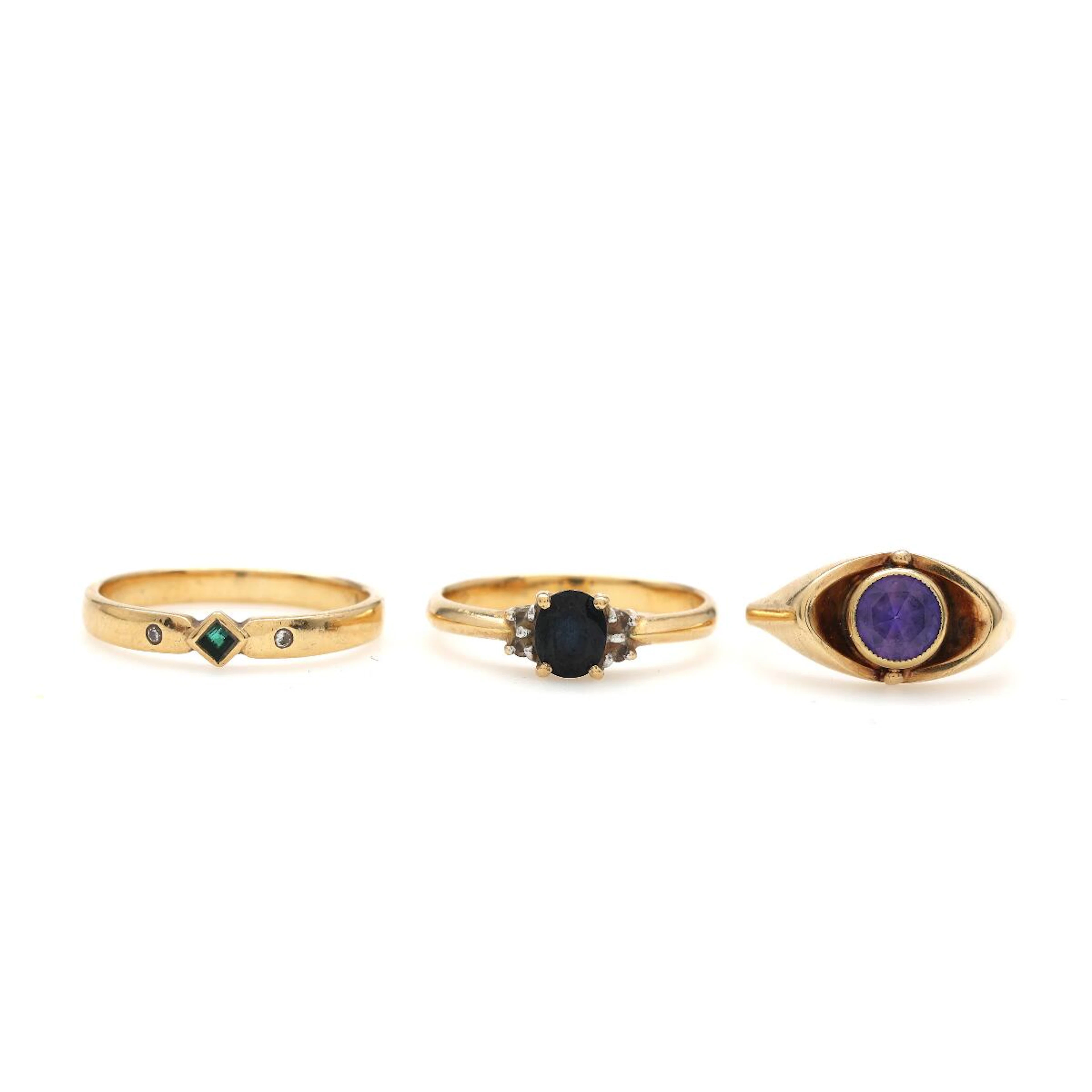 Emerald- and diamond ring set with emerald flanked by two brilliant-cut diamonds