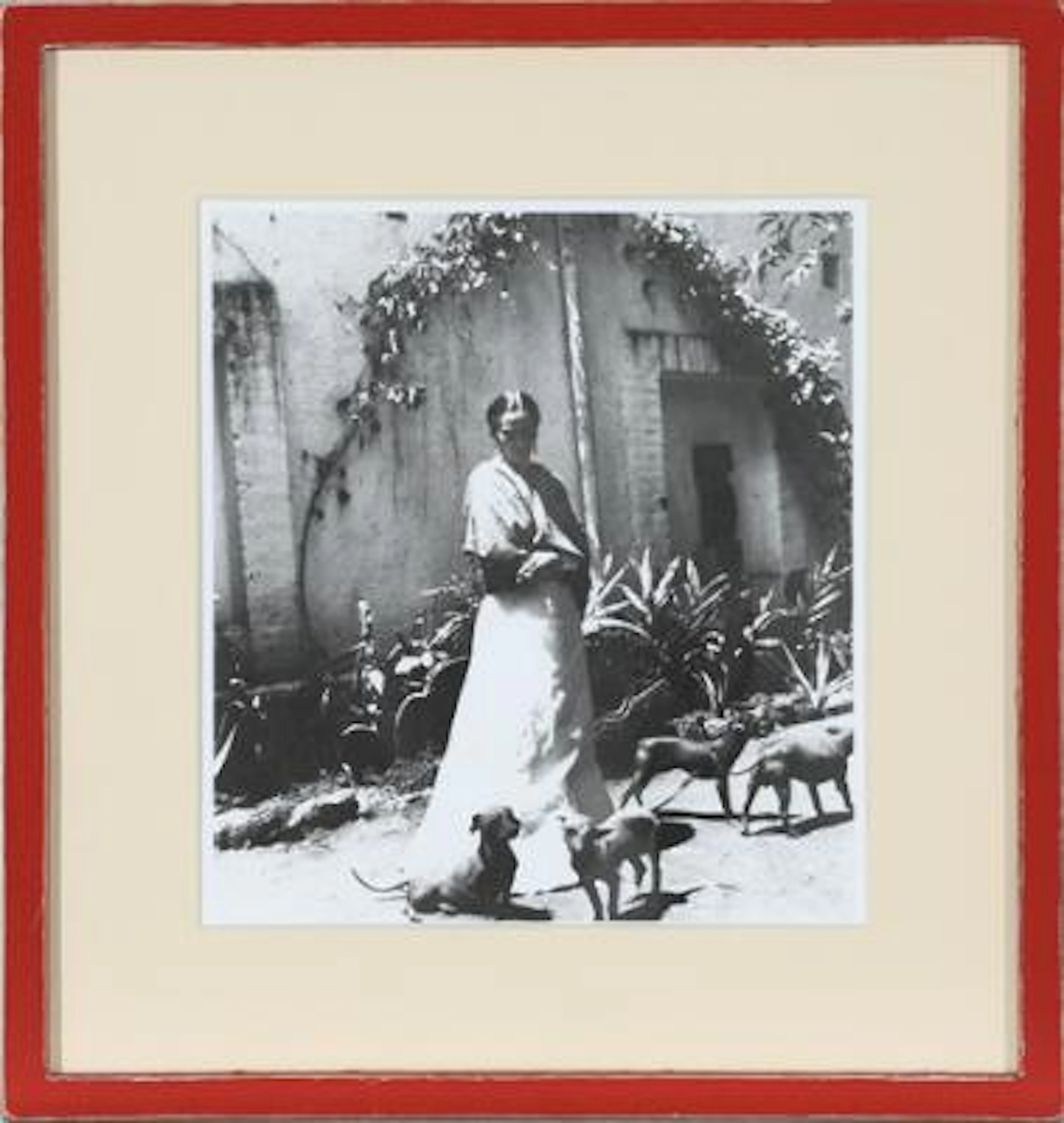 Original b/w press photograph of Mexican painter Frida Kahlo in front