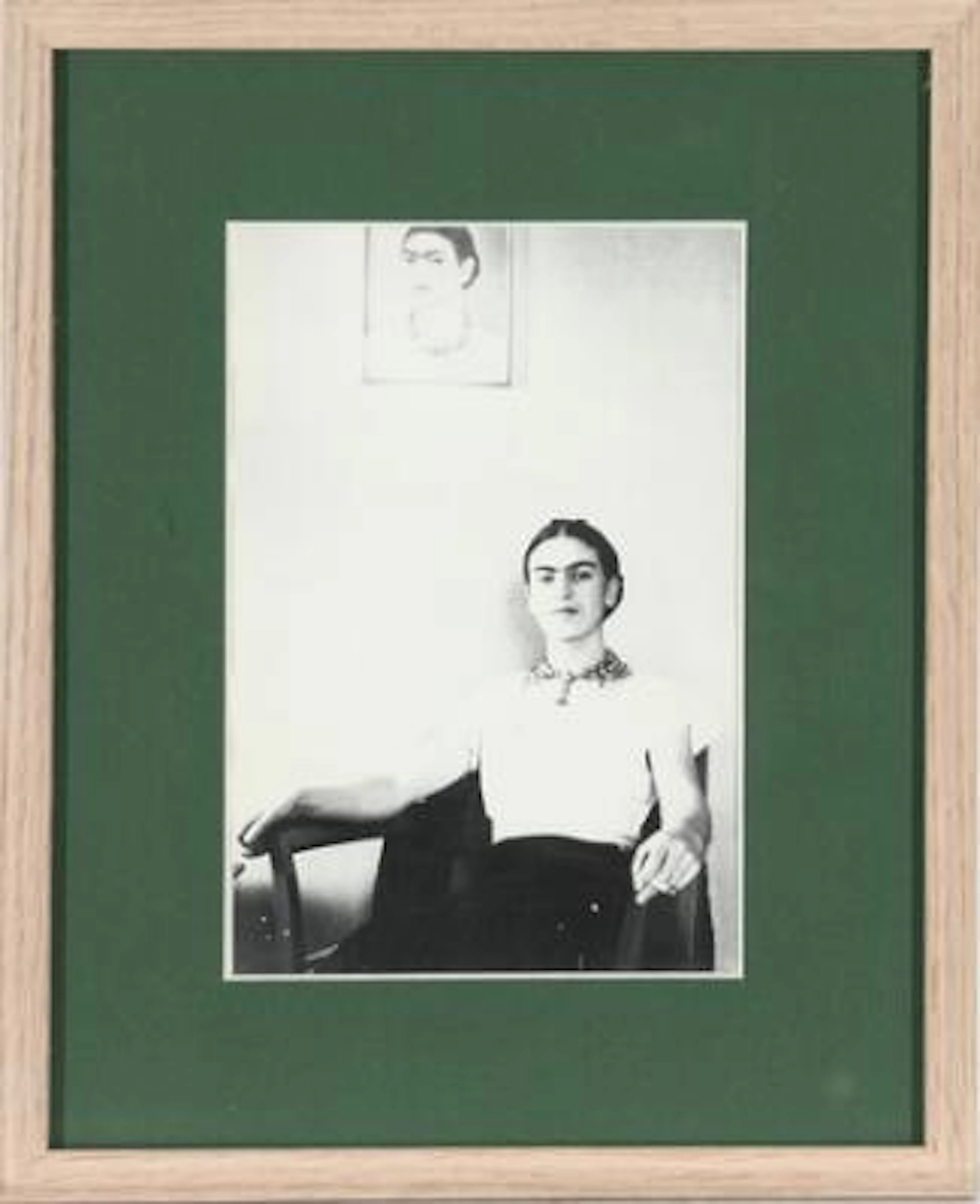 Original b/w press photograph of Mexican painter Frida Kahlo (1907-1954)