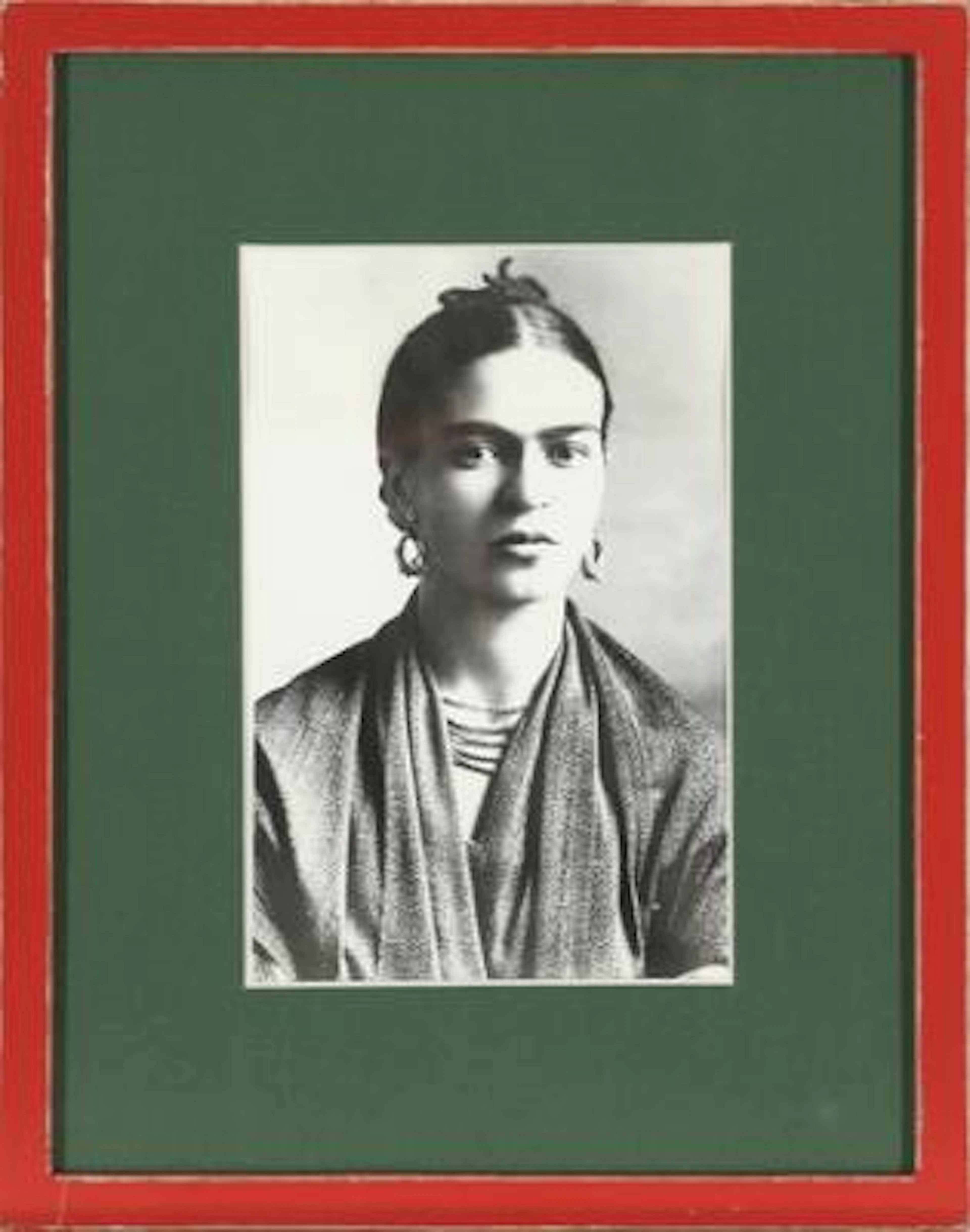 Original b/w portrait phoitograph of Mexican painter Frida Kahlo (1907-1954).